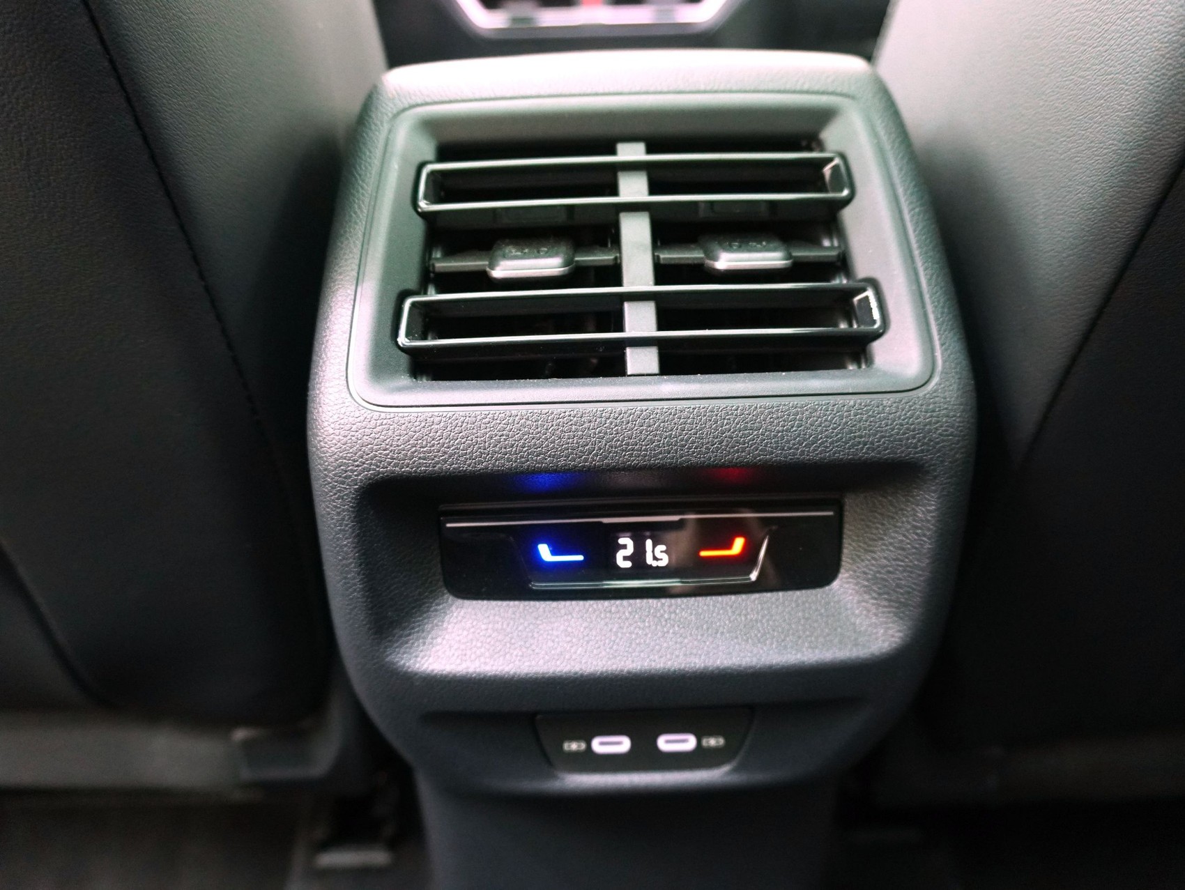VW Tiguan 2.0 TSI DSG R-Line Black Style 4Motion **VW Werksgarantie bis 11/2030**-image-12