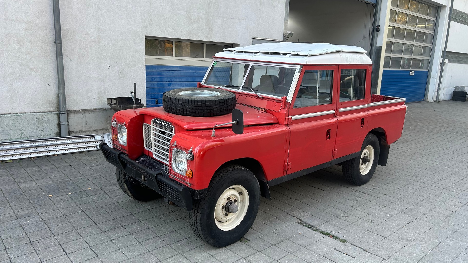 LAND ROVER 109