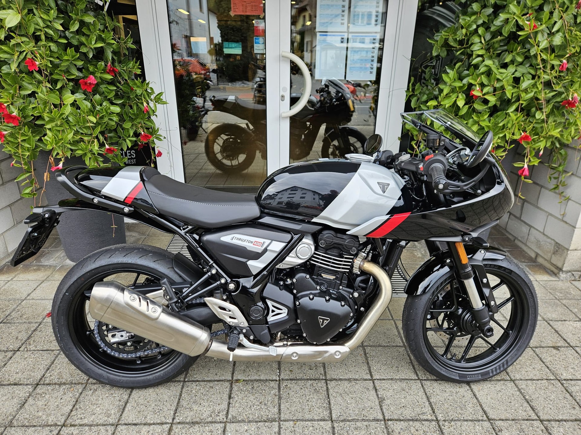 TRIUMPH Thruxton 400-image-1