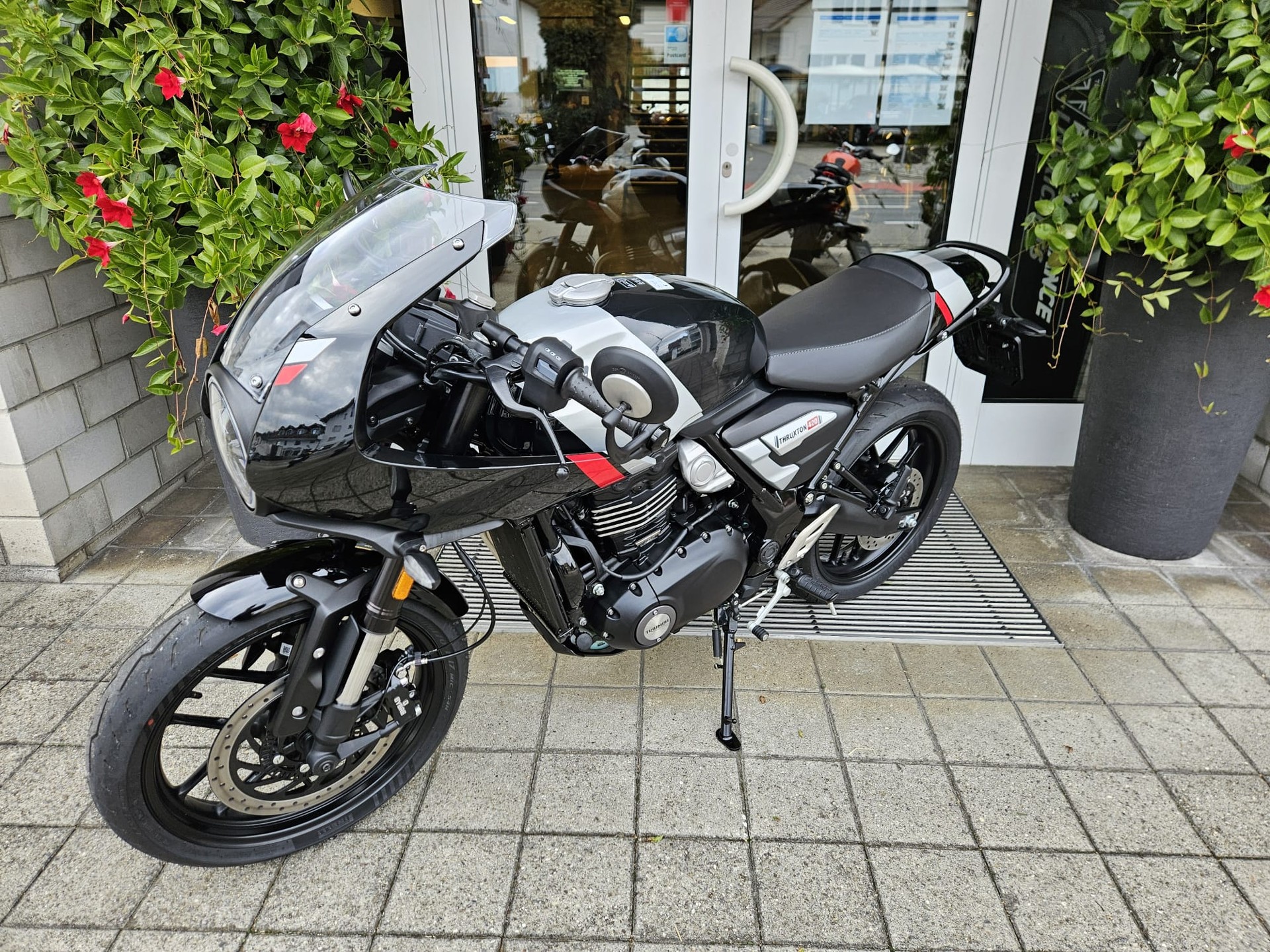 TRIUMPH Thruxton 400-image-2
