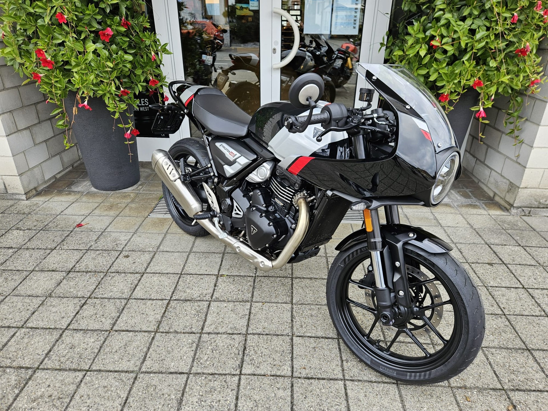 TRIUMPH Thruxton 400-image-3