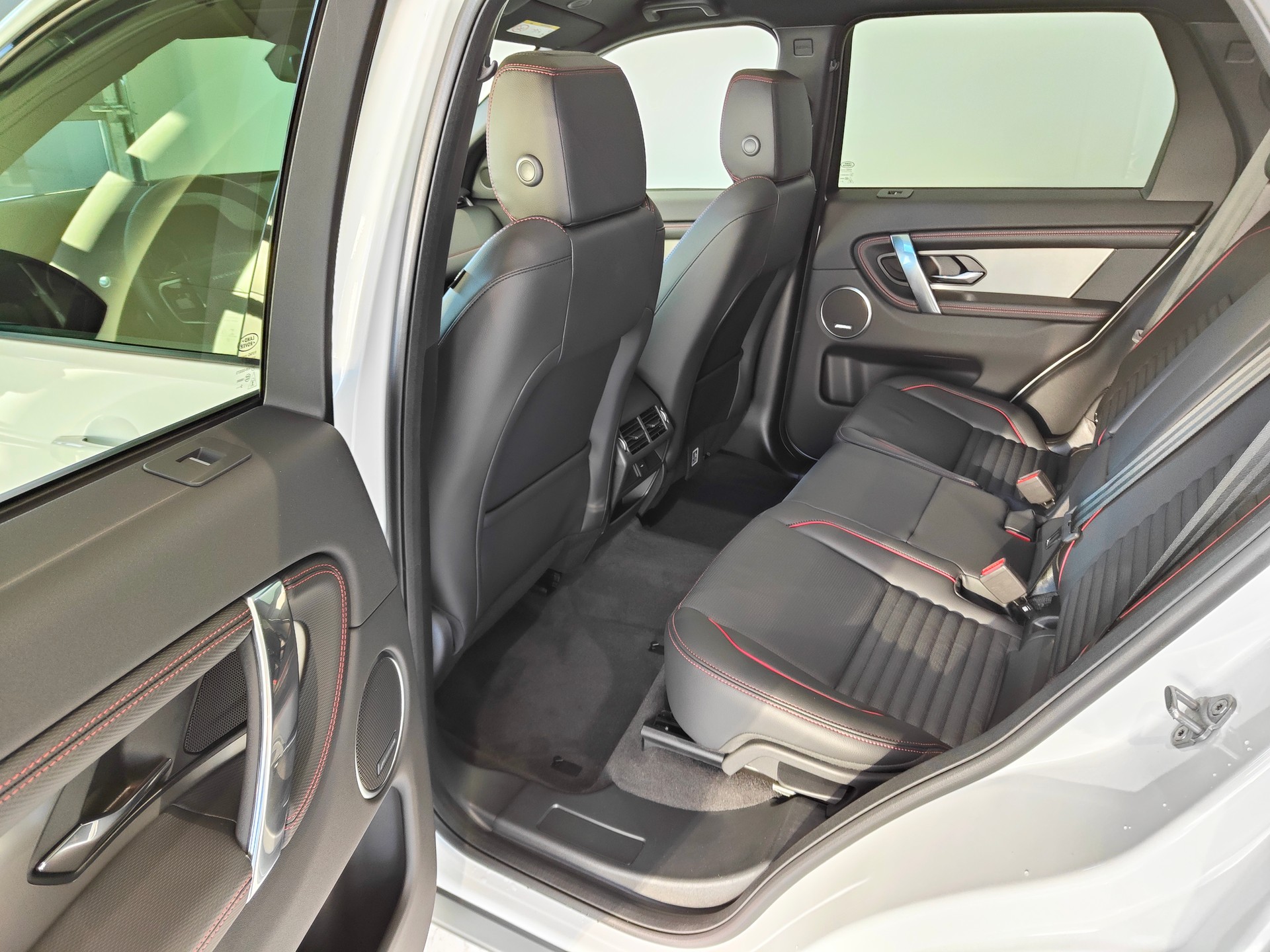 LAND ROVER Discovery Sport R Dyn P300e 1.5 PHEV SE AT8-image-5