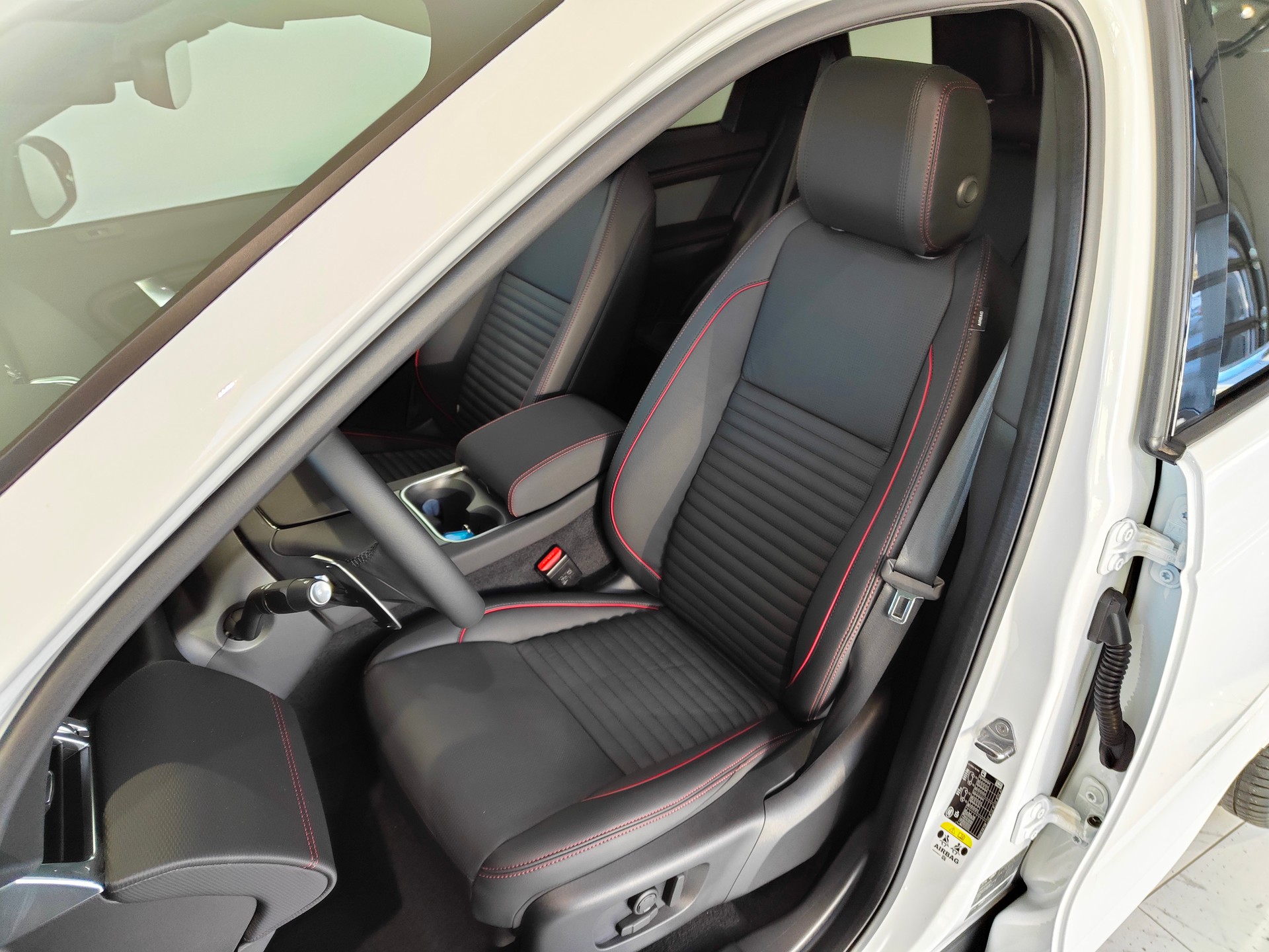 LAND ROVER Discovery Sport R Dyn P300e 1.5 PHEV SE AT8-image-4