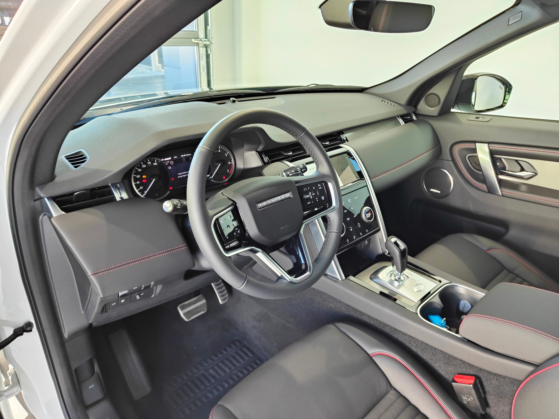 LAND ROVER Discovery Sport R Dyn P300e 1.5 PHEV SE AT8-showroom-element-3