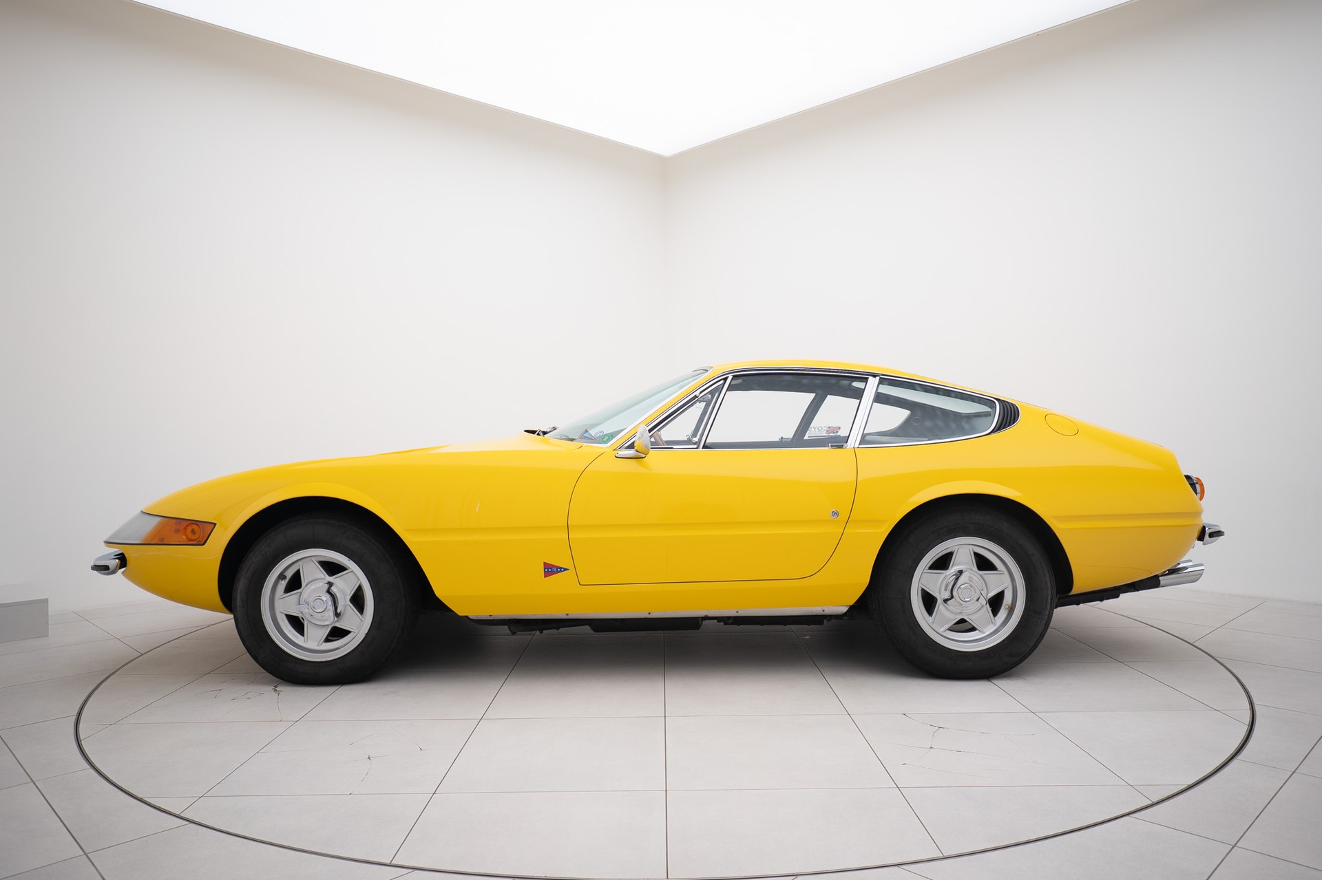FERRARI 365 GTB Daytona "Plexiglas"-showroom-element-1