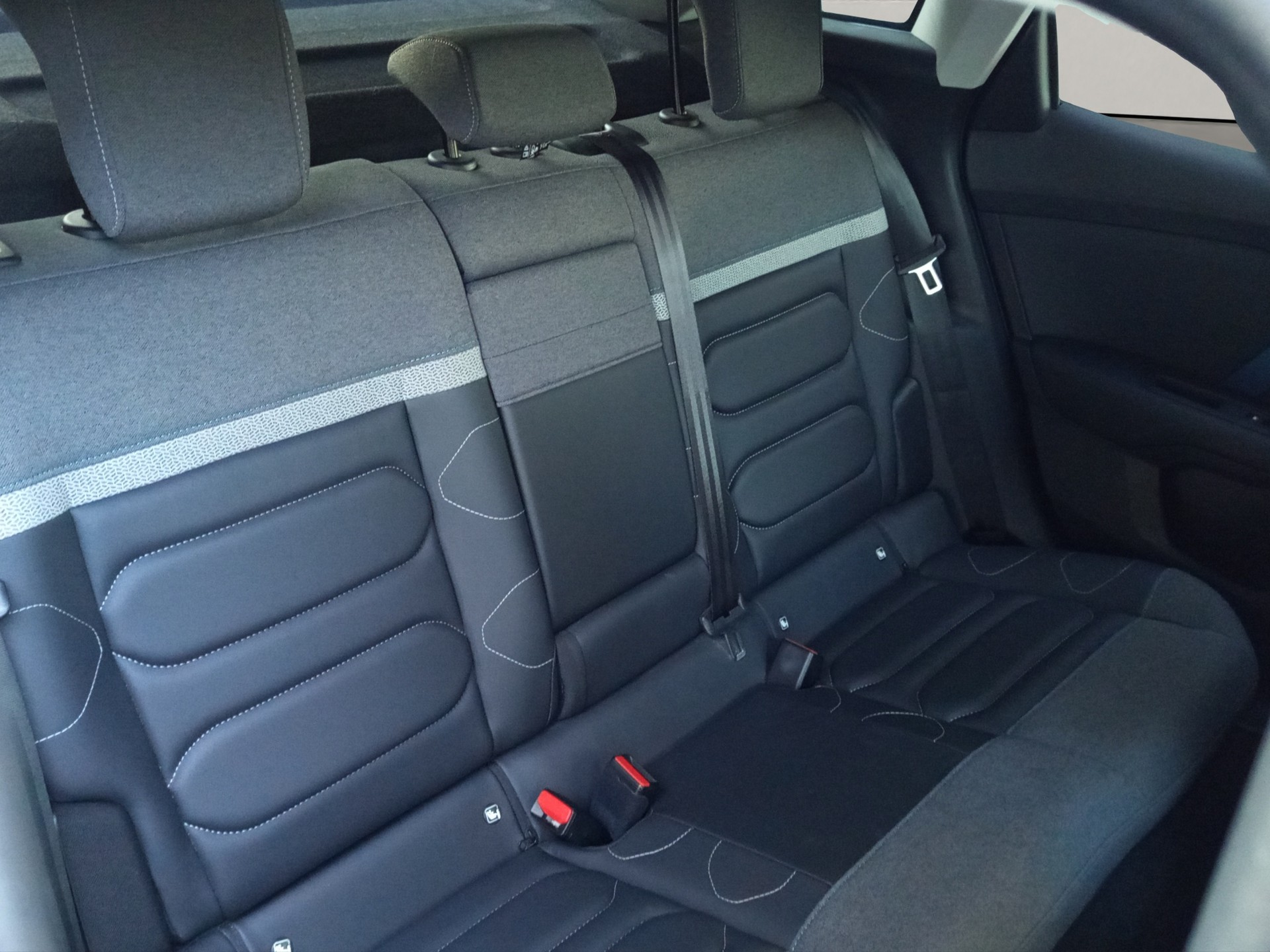 CITROEN C4 Electric Shine-image-5