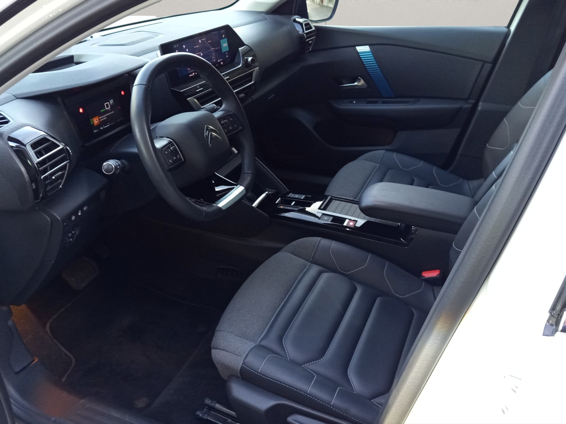 CITROEN C4 Electric Shine-image-14