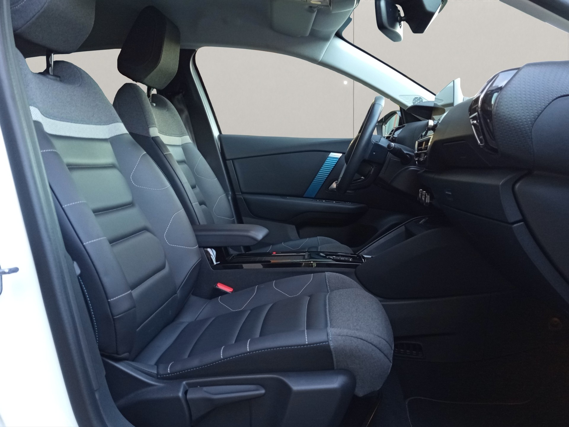 CITROEN C4 Electric Shine-image-4