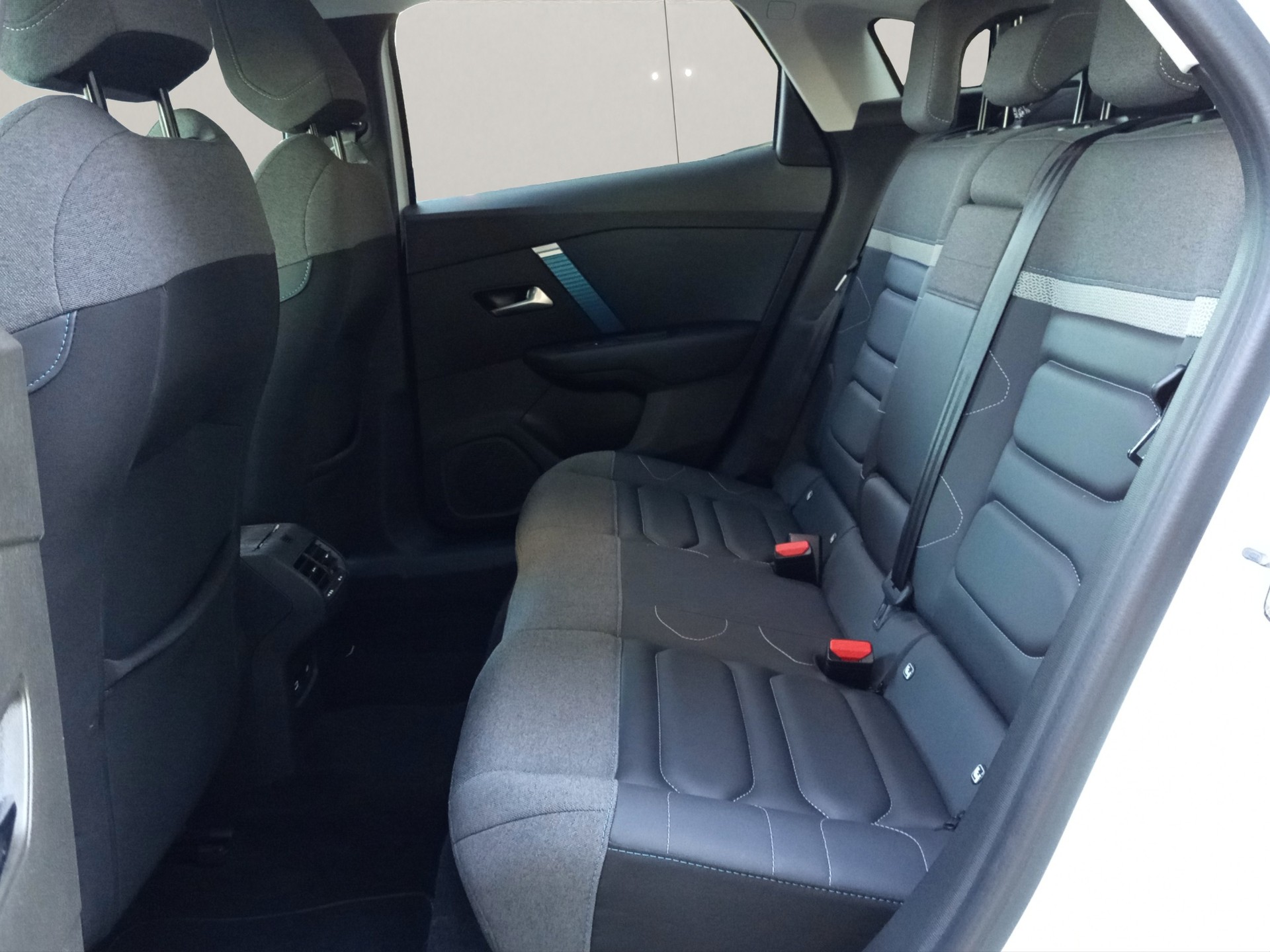 CITROEN C4 Electric Shine-image-11