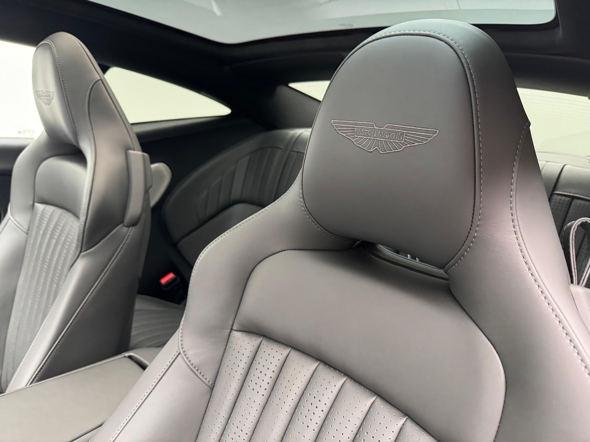 ASTON MARTIN DB12 Coupé 4.0 V8 Bi-Turbo "1 of 60 Goldfinger Edition"-image-6