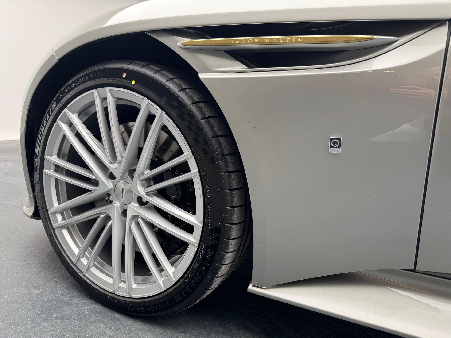 ASTON MARTIN DB12 Coupé 4.0 V8 Bi-Turbo "1 of 60 Goldfinger Edition"-image-16