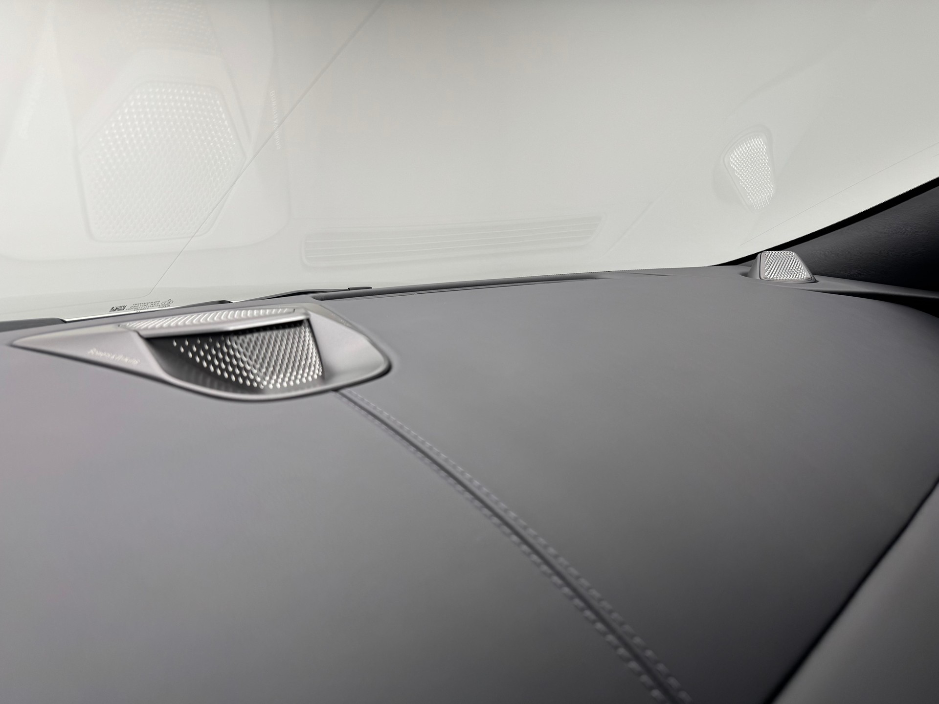 ASTON MARTIN DB12 Coupé 4.0 V8 Bi-Turbo "1 of 60 Goldfinger Edition"-image-14