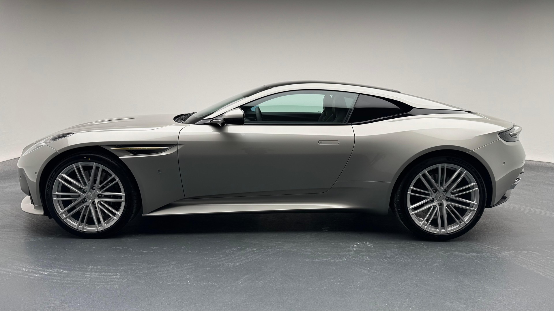 ASTON MARTIN DB12 Coupé 4.0 V8 Bi-Turbo "1 of 60 Goldfinger Edition"-showroom-element-1