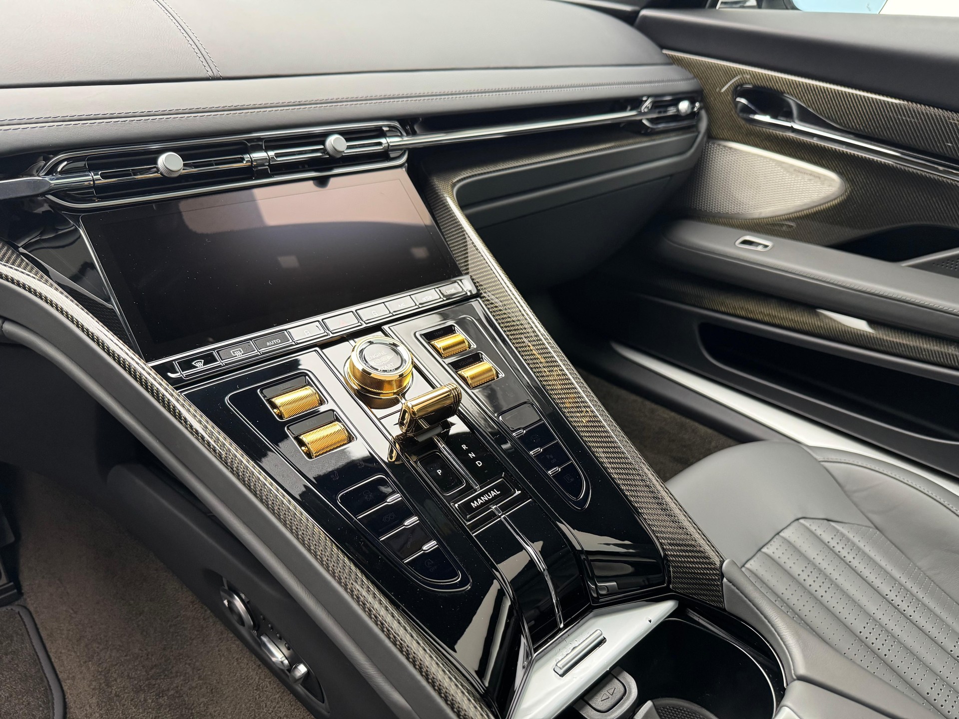 ASTON MARTIN DB12 Coupé 4.0 V8 Bi-Turbo "1 of 60 Goldfinger Edition"-image-5