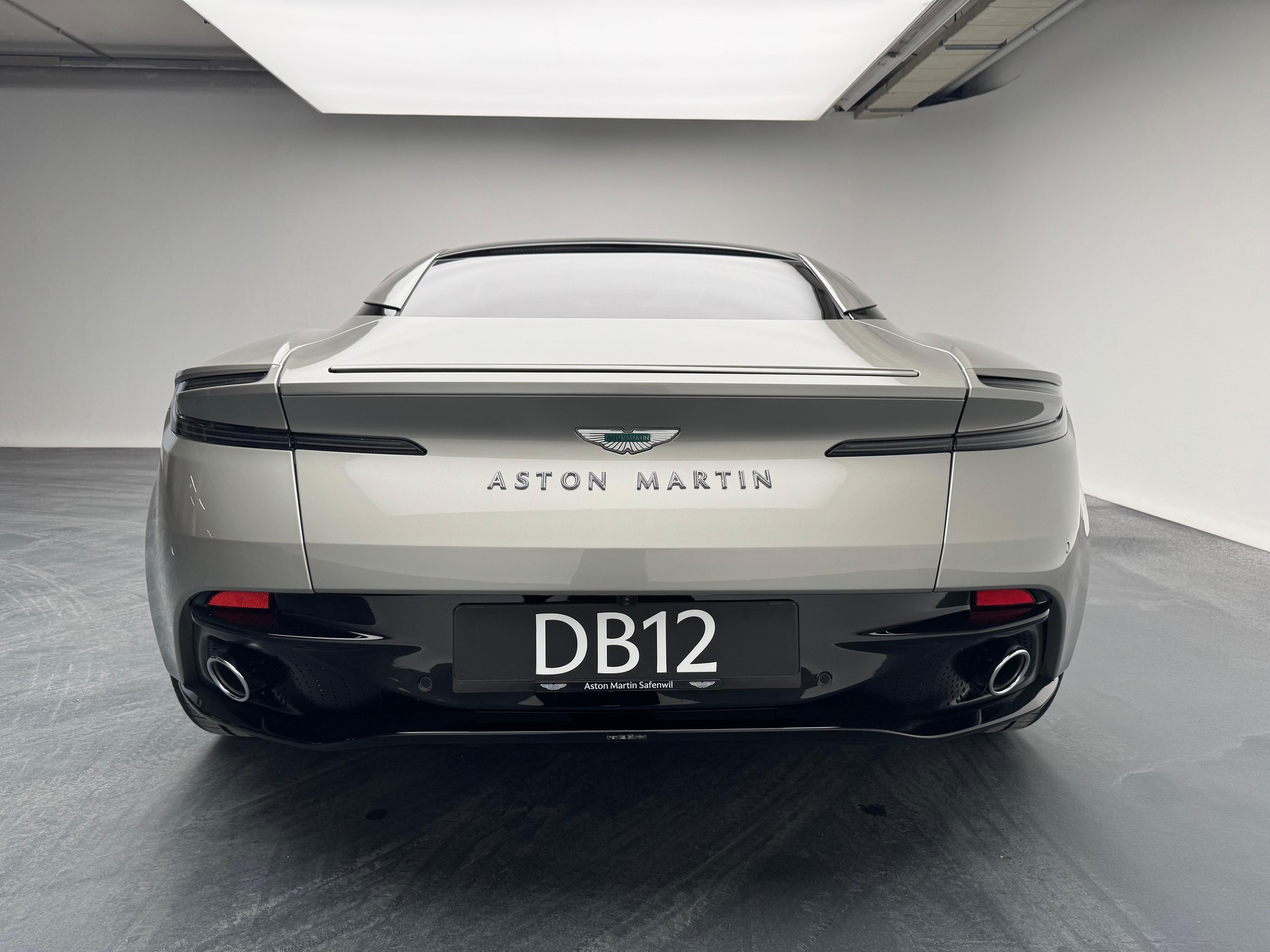 ASTON MARTIN DB12 Coupé 4.0 V8 Bi-Turbo "1 of 60 Goldfinger Edition"-image-17