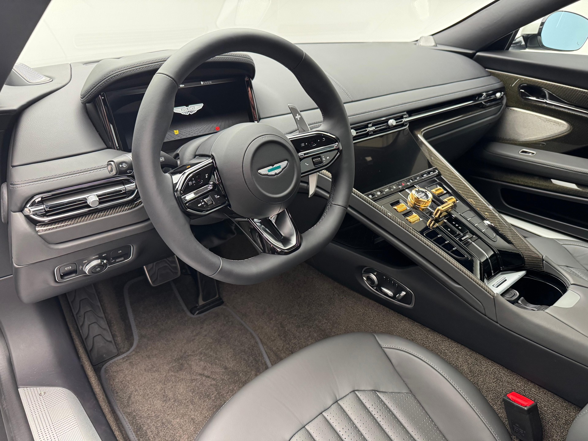 ASTON MARTIN DB12 Coupé 4.0 V8 Bi-Turbo "1 of 60 Goldfinger Edition"-showroom-element-3