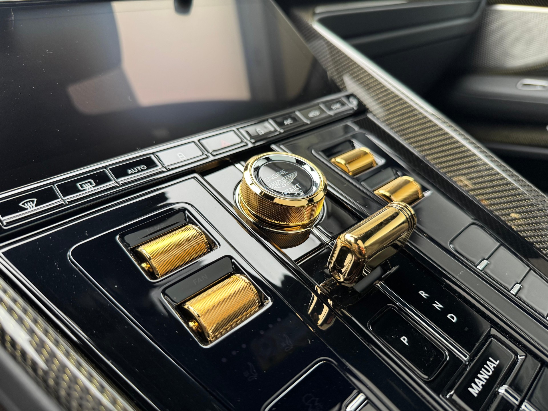 ASTON MARTIN DB12 Coupé 4.0 V8 Bi-Turbo "1 of 60 Goldfinger Edition"-image-7