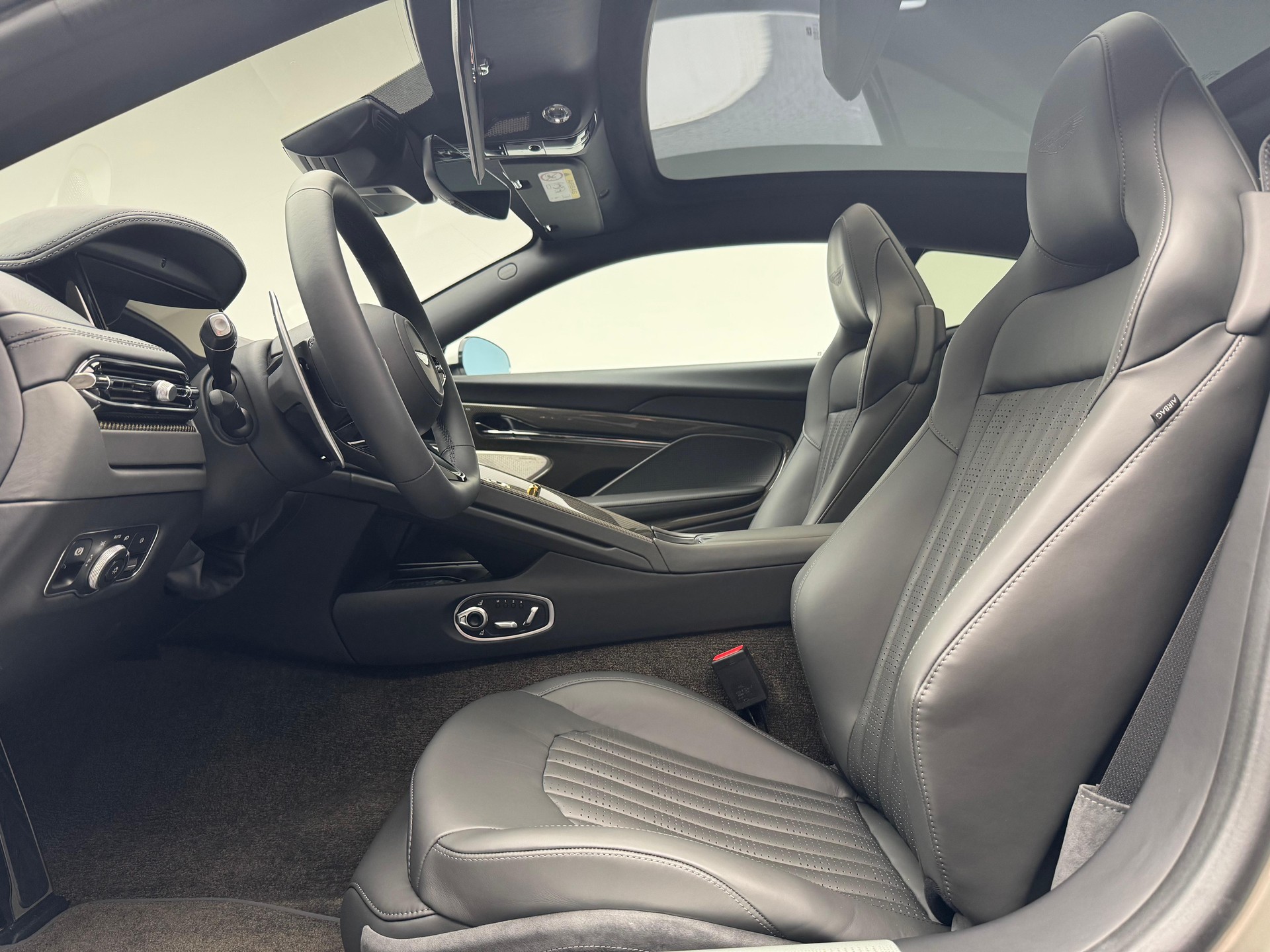 ASTON MARTIN DB12 Coupé 4.0 V8 Bi-Turbo "1 of 60 Goldfinger Edition"-image-9