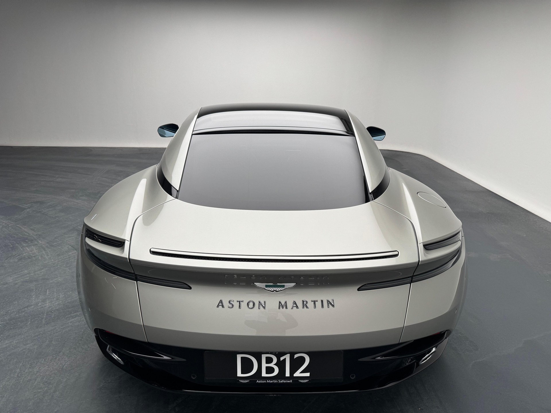 ASTON MARTIN DB12 Coupé 4.0 V8 Bi-Turbo "1 of 60 Goldfinger Edition"-image-18