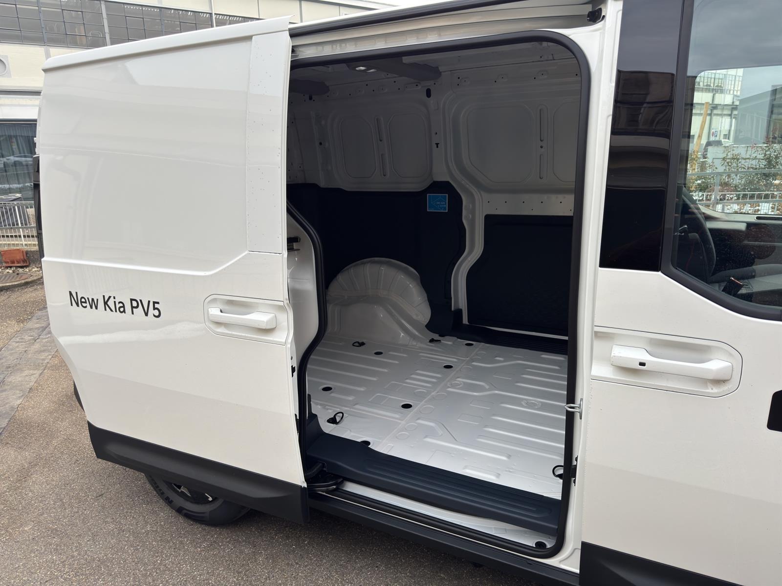 KIA PV5 Cargo 51.5 kWh Essential-image-5