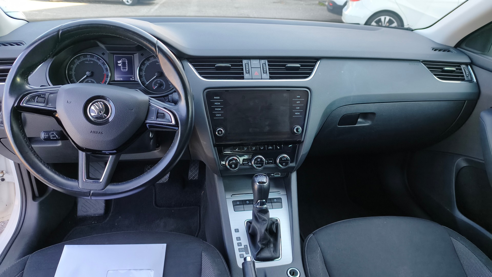 SKODA Octavia Combi 2.0 TDI Ambition 4x4 DSG-image-7