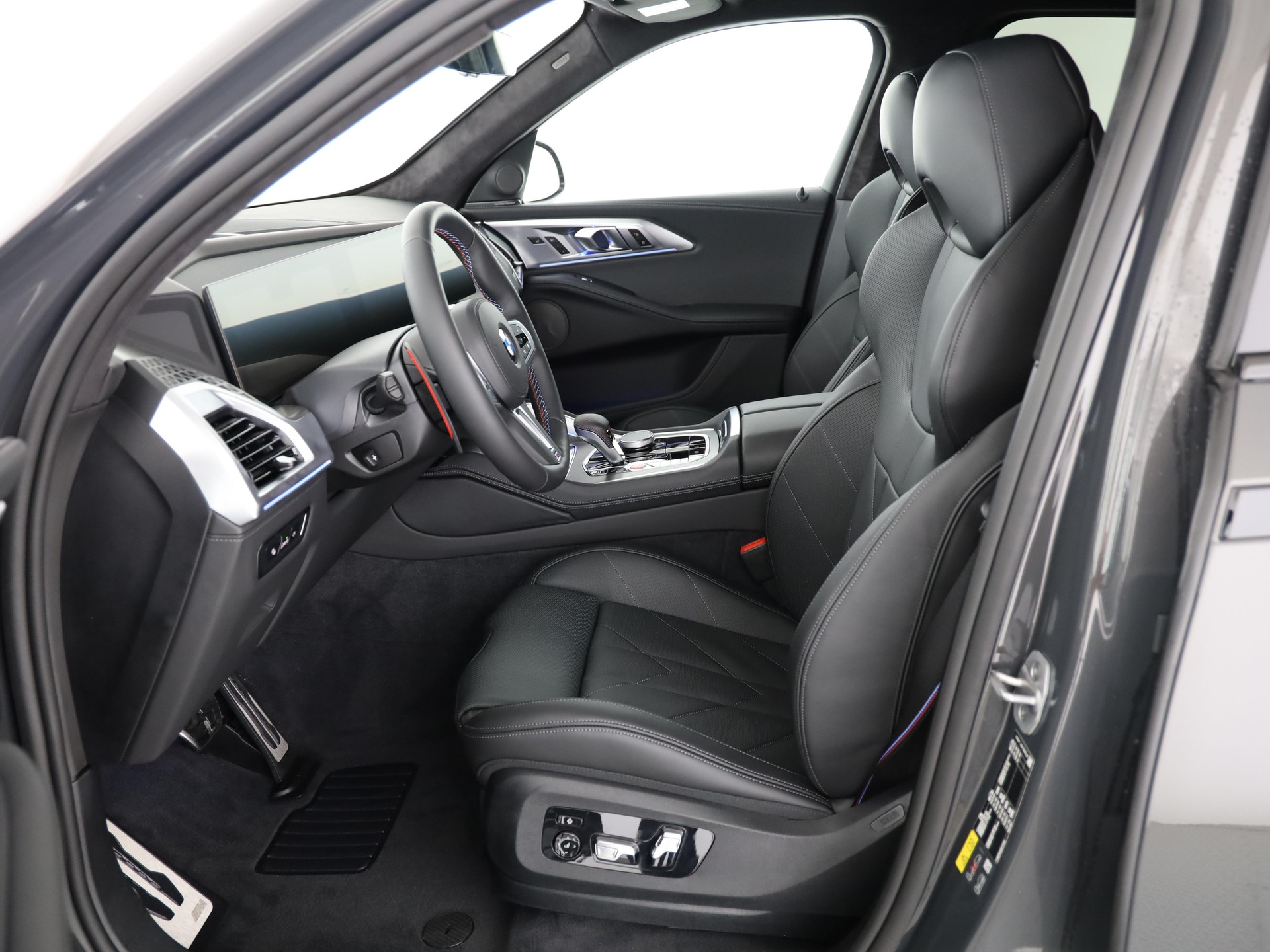 BMW XM 50e Plug-in Hybrid-showroom-element-3