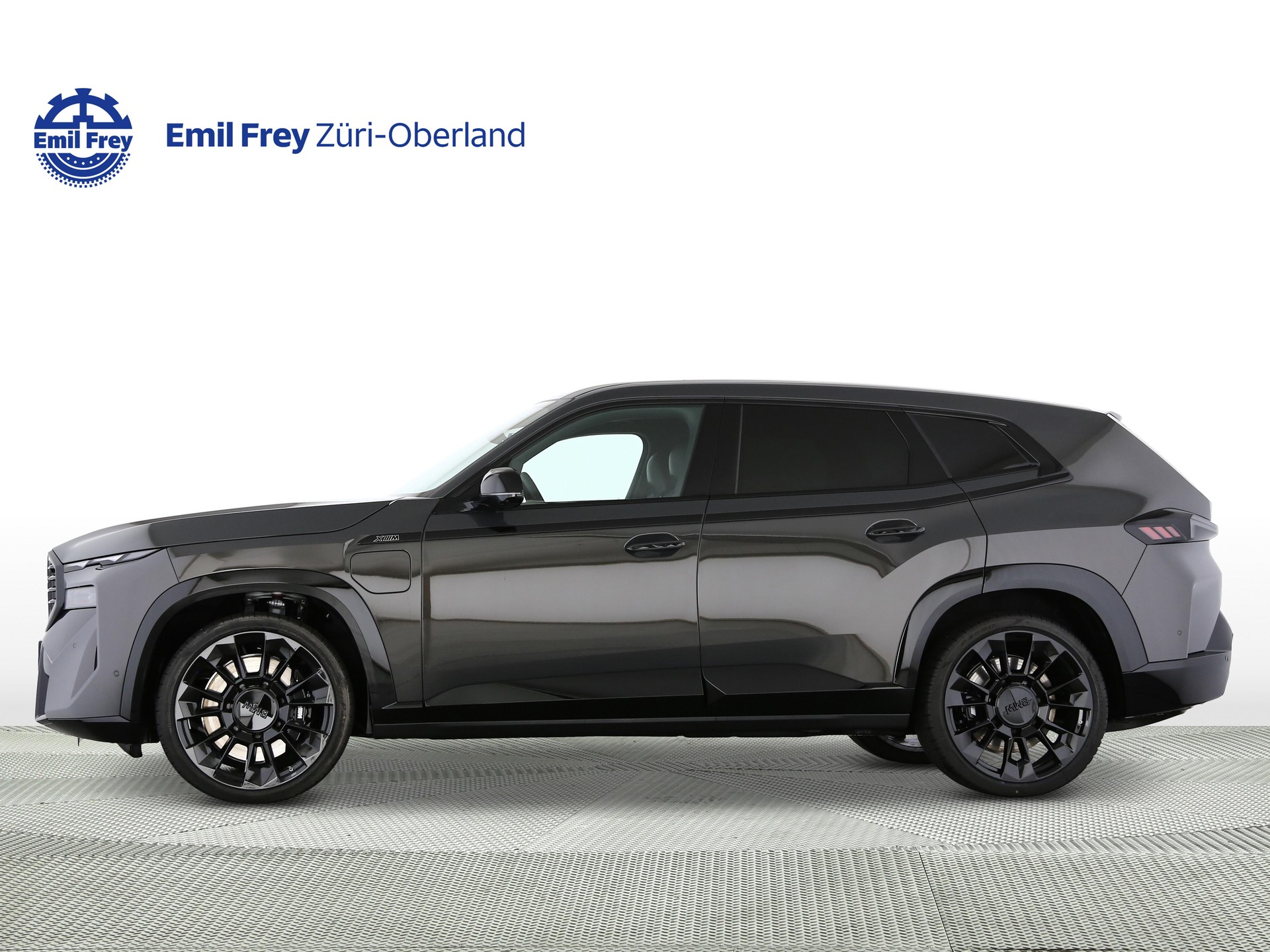 BMW XM 50e Plug-in Hybrid-showroom-element-1