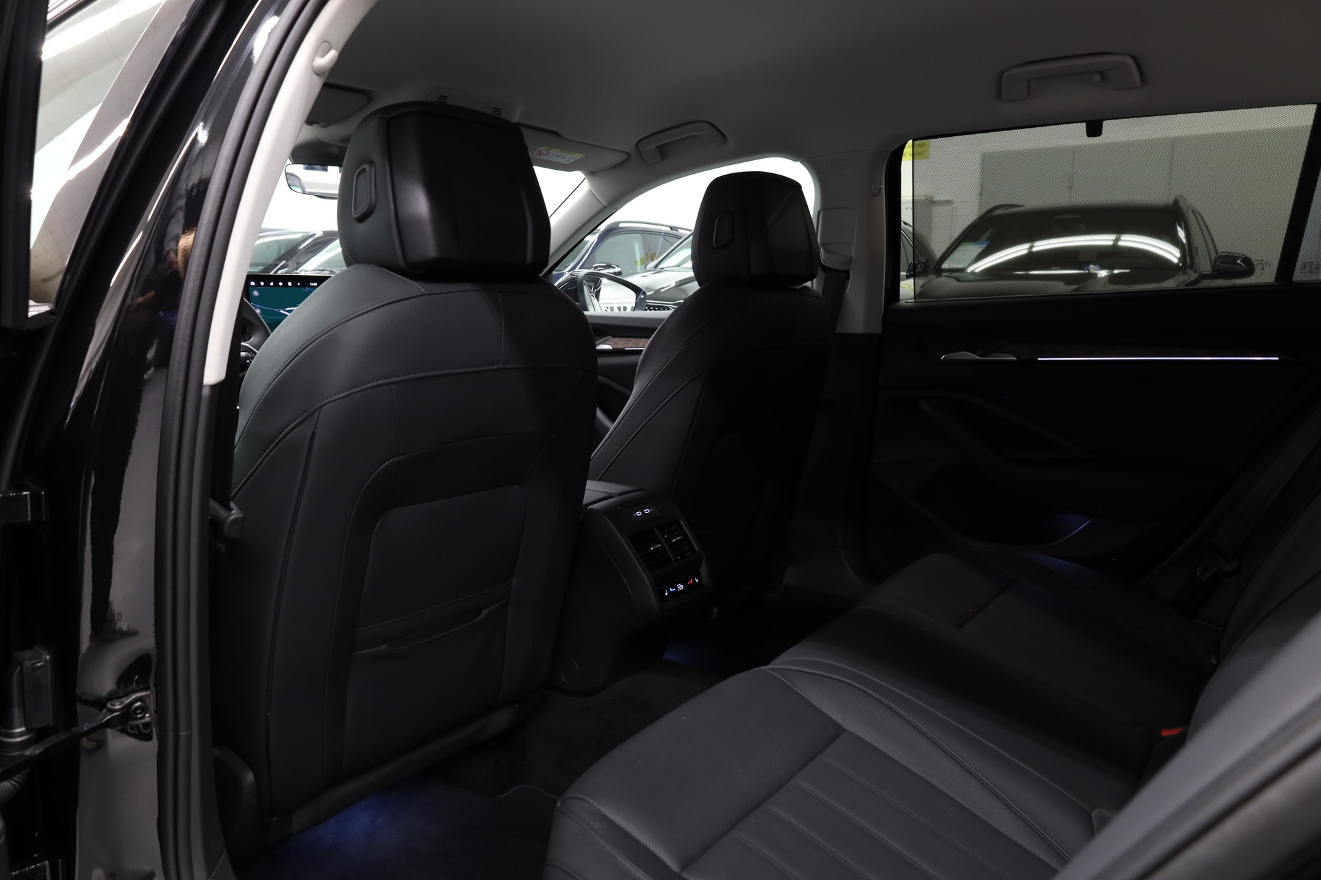 SKODA Superb Combi 2.0 TDI L & K 4x4 DSG-image-35
