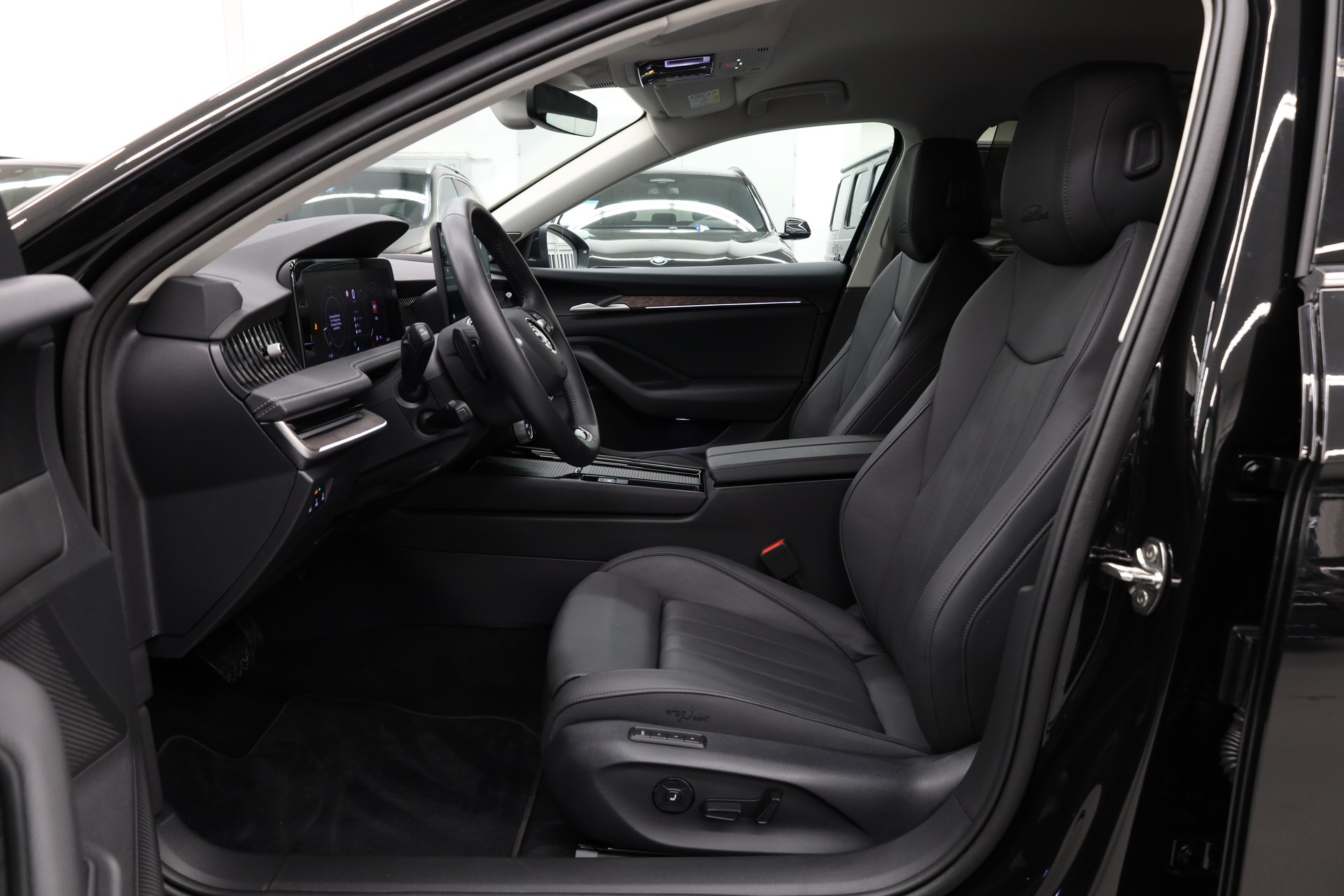 SKODA Superb Combi 2.0 TDI L & K 4x4 DSG-image-15