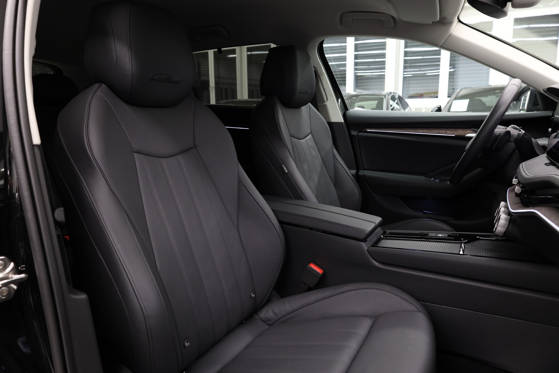 SKODA Superb Combi 2.0 TDI L & K 4x4 DSG-image-17