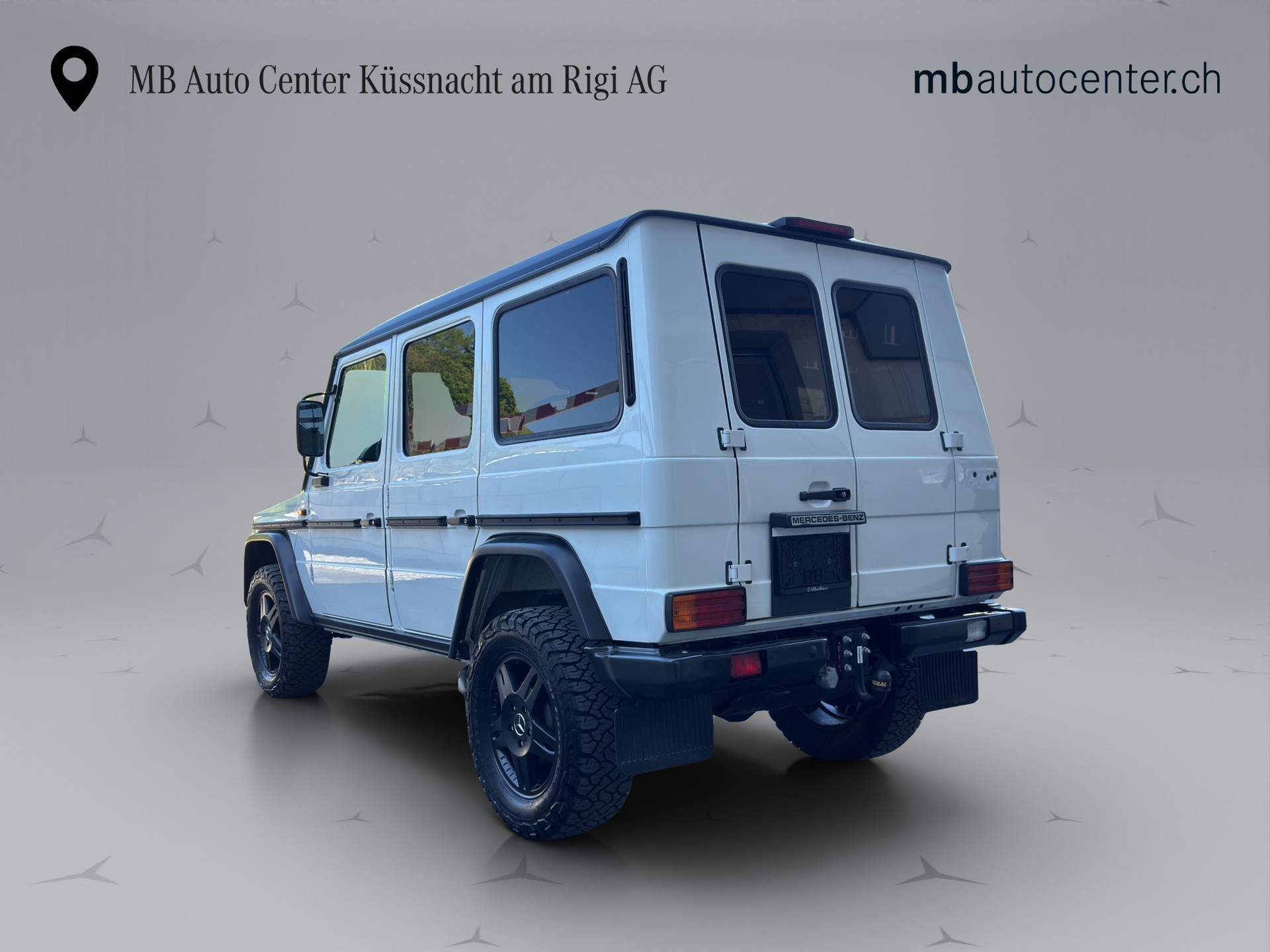 MERCEDES-BENZ Work-showroom-element-2