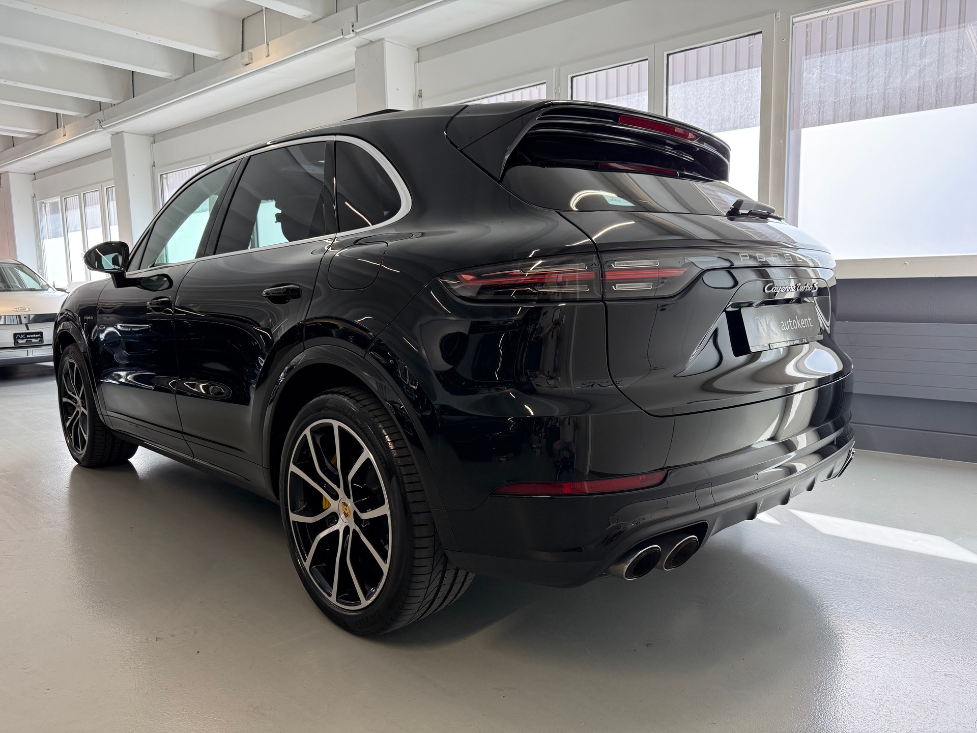 PORSCHE Cayenne Turbo S E-Hybrid-showroom-element-3