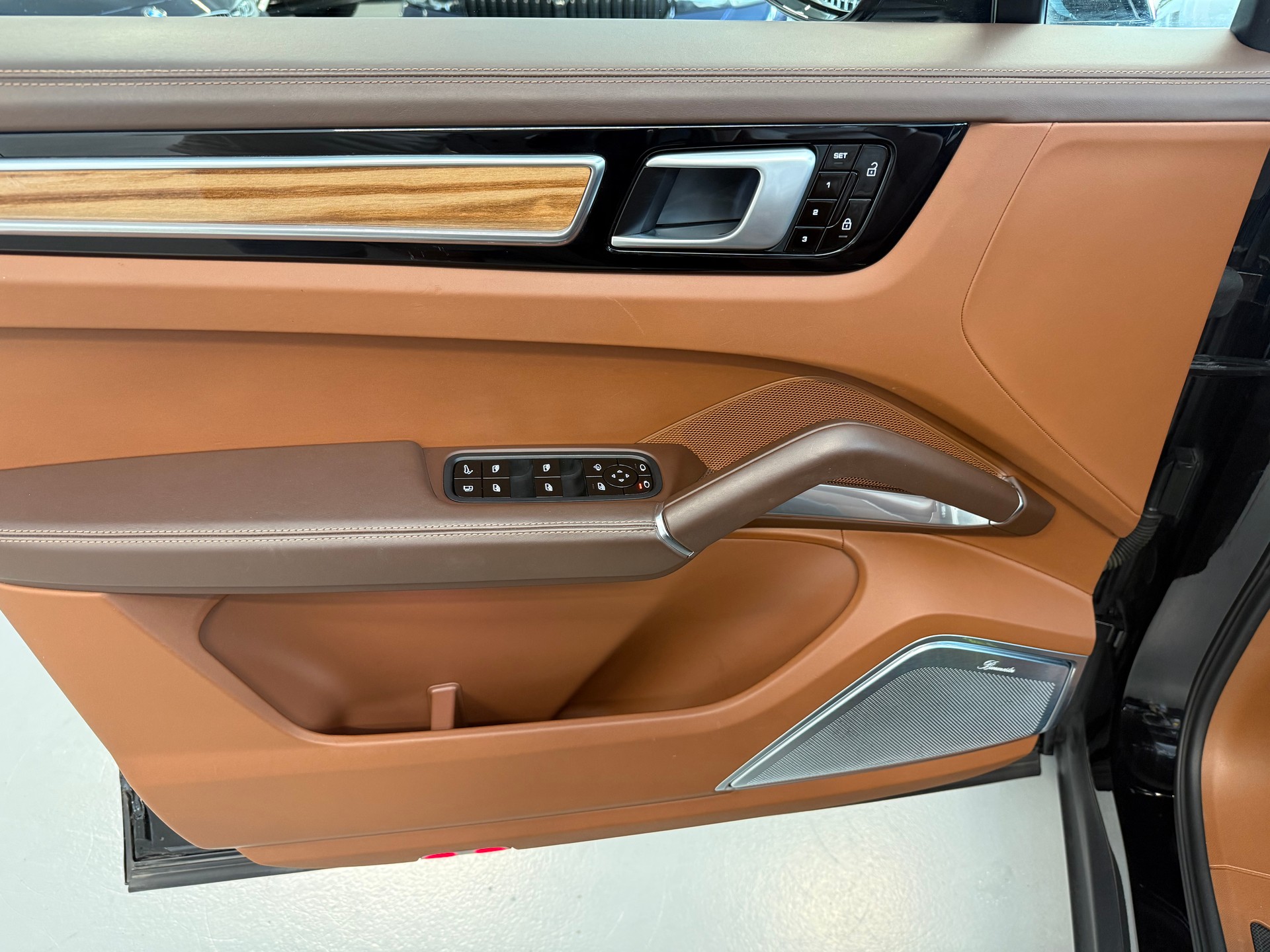 PORSCHE Cayenne Turbo S E-Hybrid-image-14