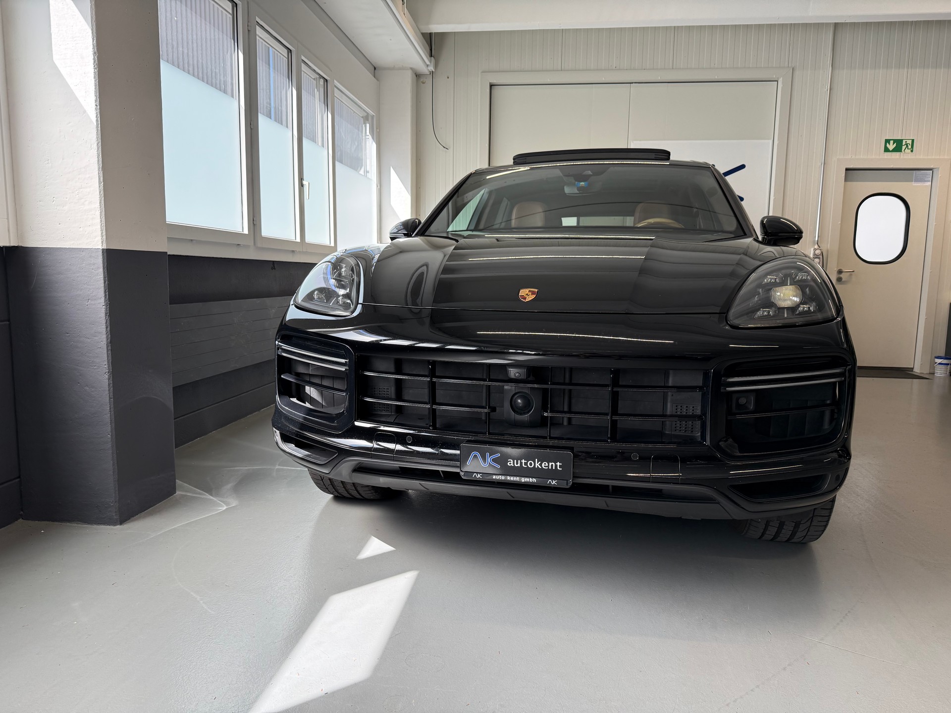 PORSCHE Cayenne Turbo S E-Hybrid-showroom-element-1