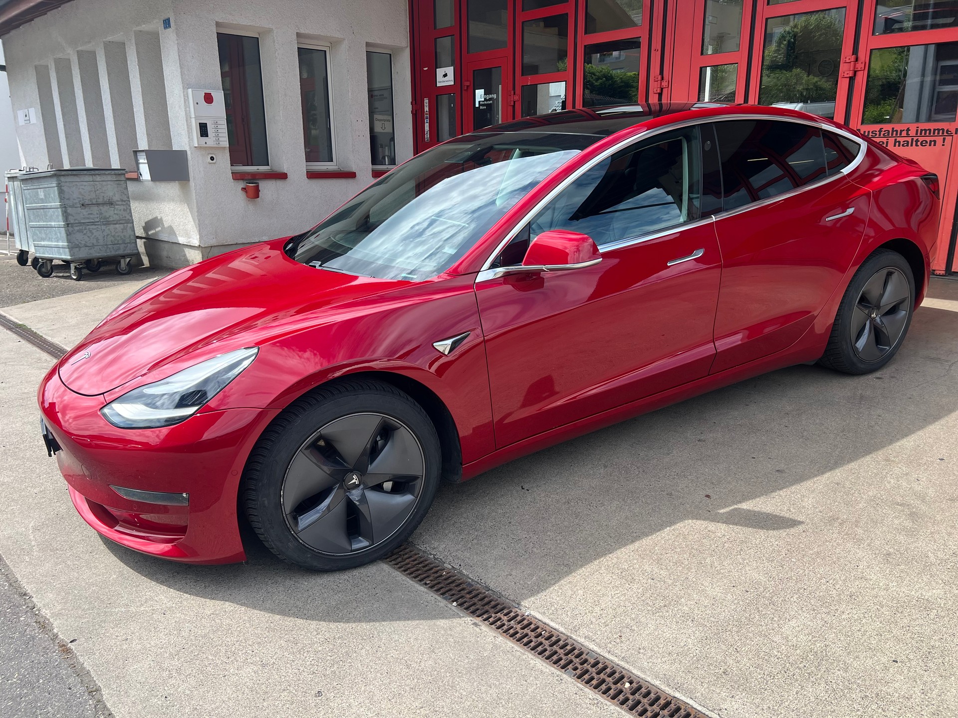 TESLA Model 3 Long Range Dual Motor AWD-showroom-element-1