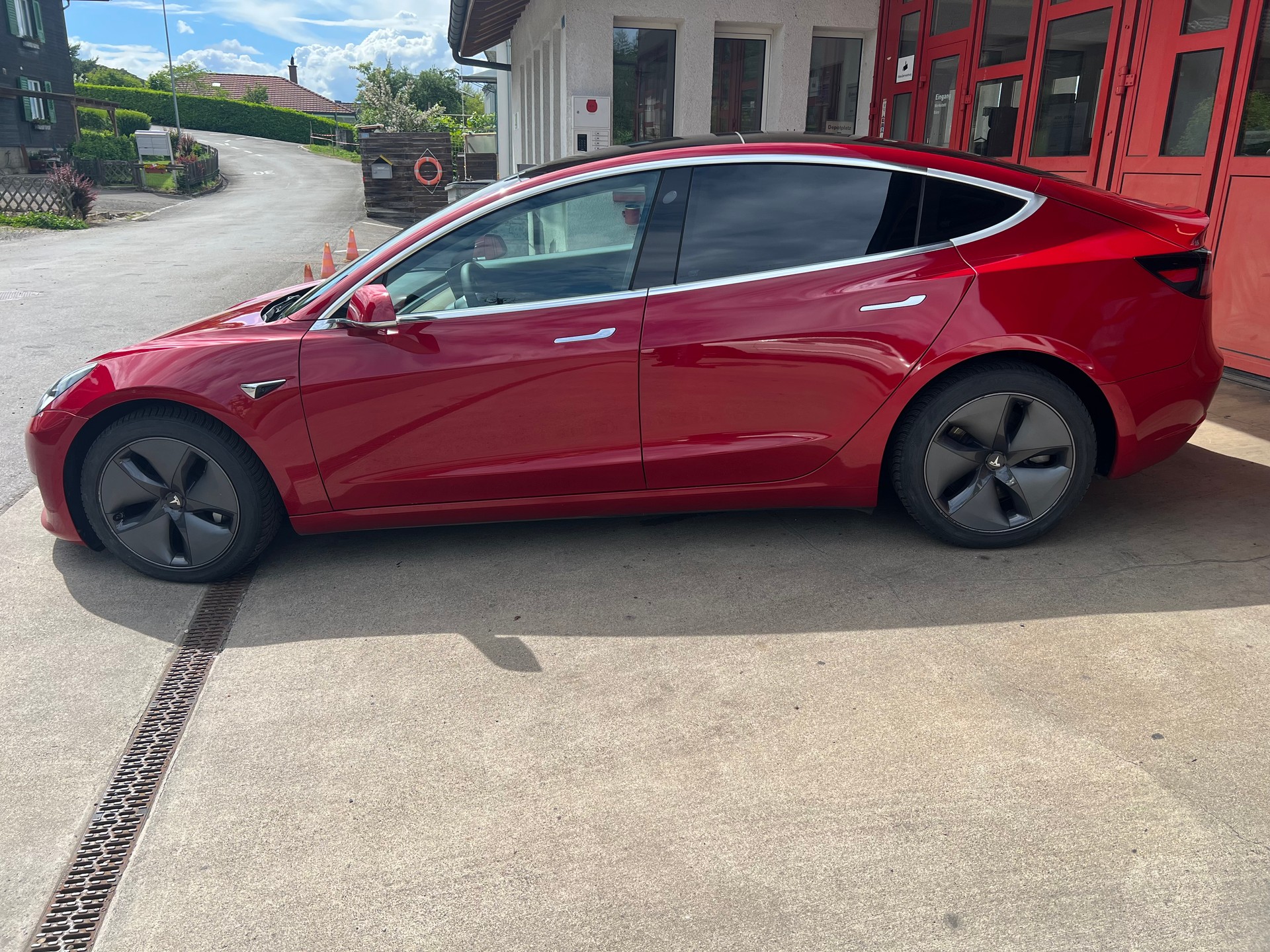 TESLA Model 3 Long Range Dual Motor AWD-showroom-element-2