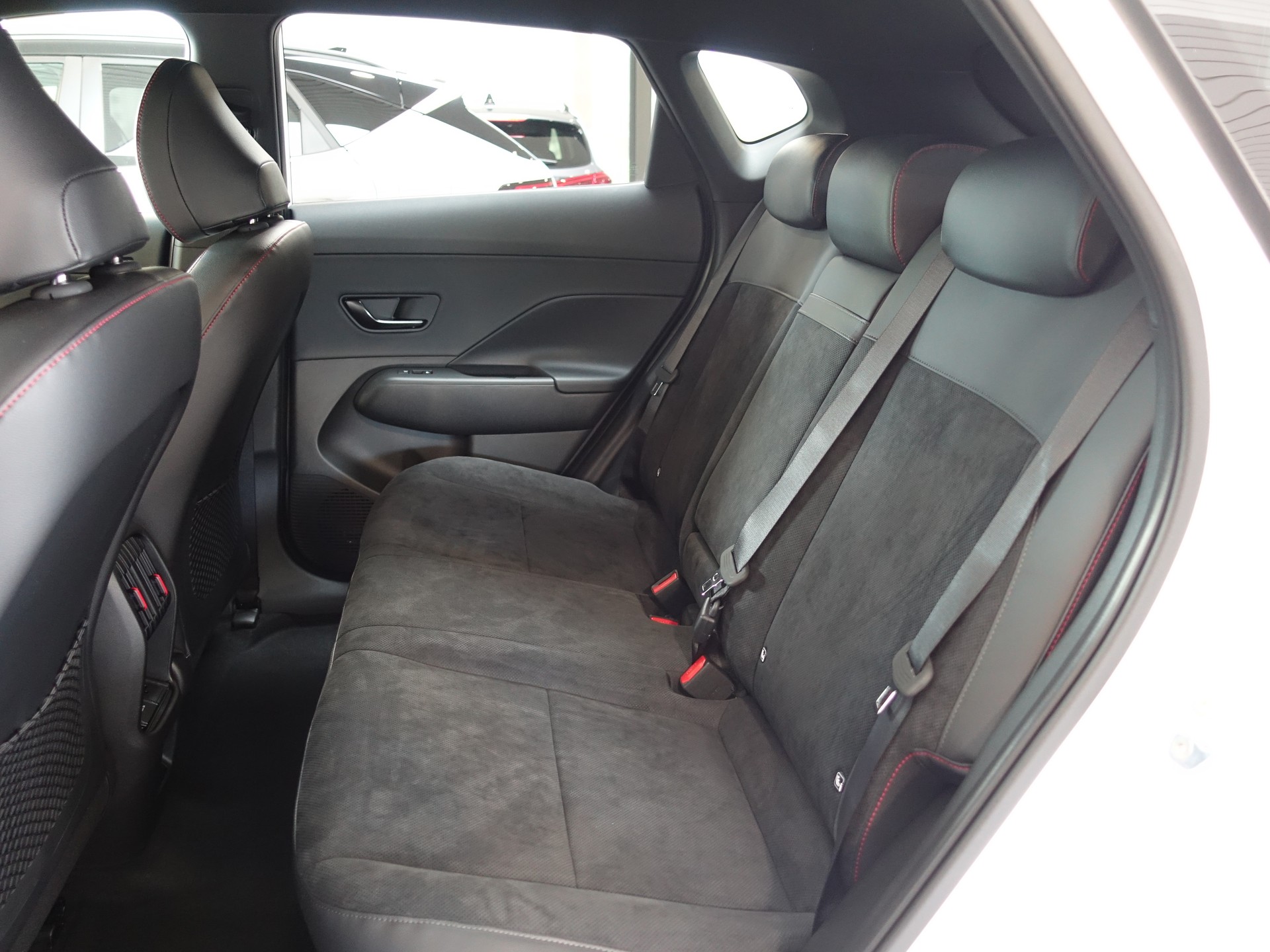 HYUNDAI Kona EV 65.4 kWh N Line-image-9