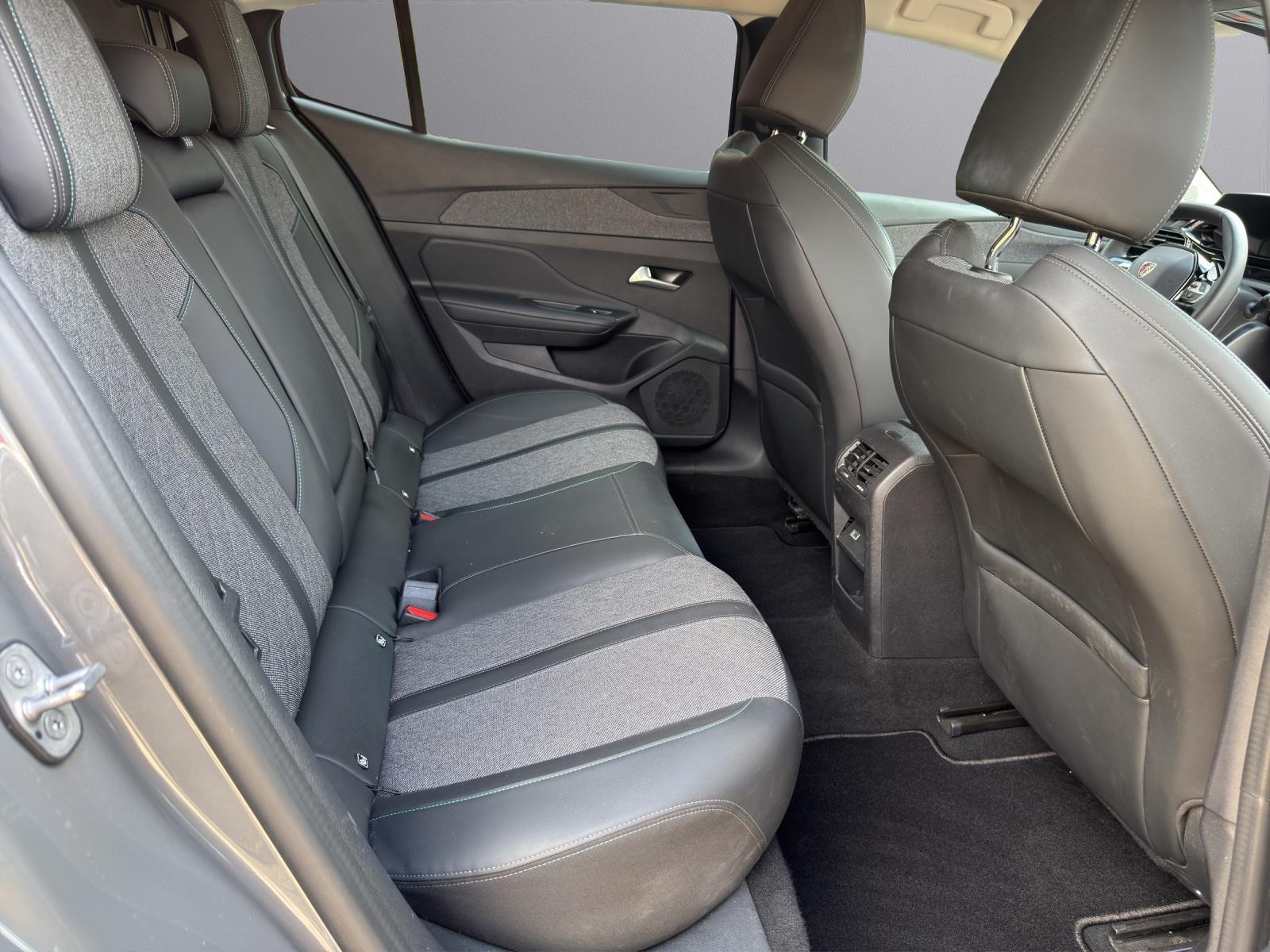 PEUGEOT 408 1.6 PHEV 180 Allure Pack-image-9