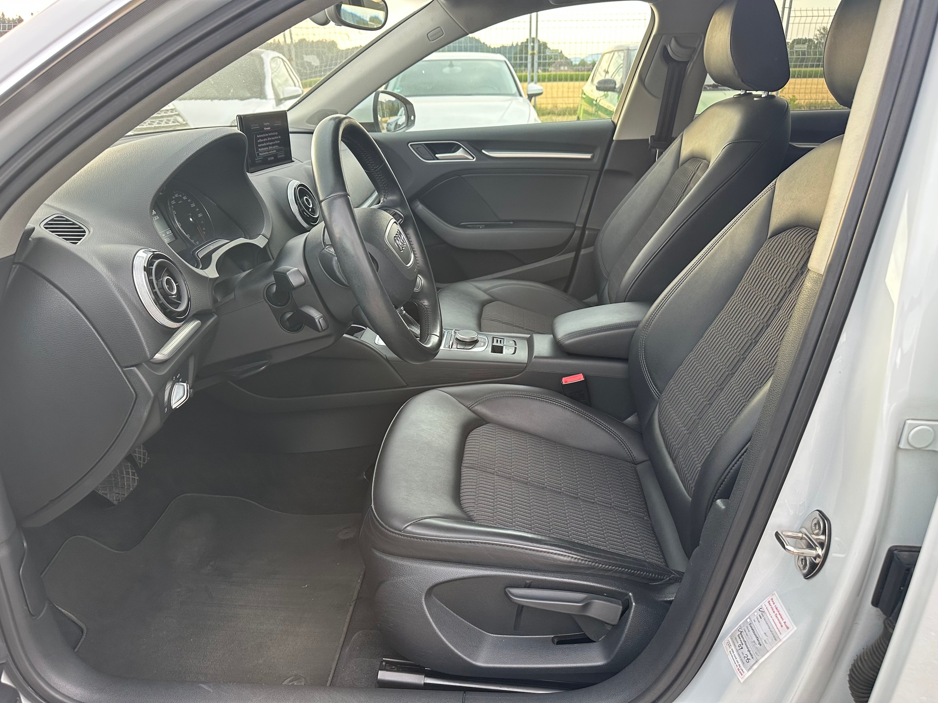 AUDI A3 Sportback 1.6 TDI Attraction S-tronic-image-11