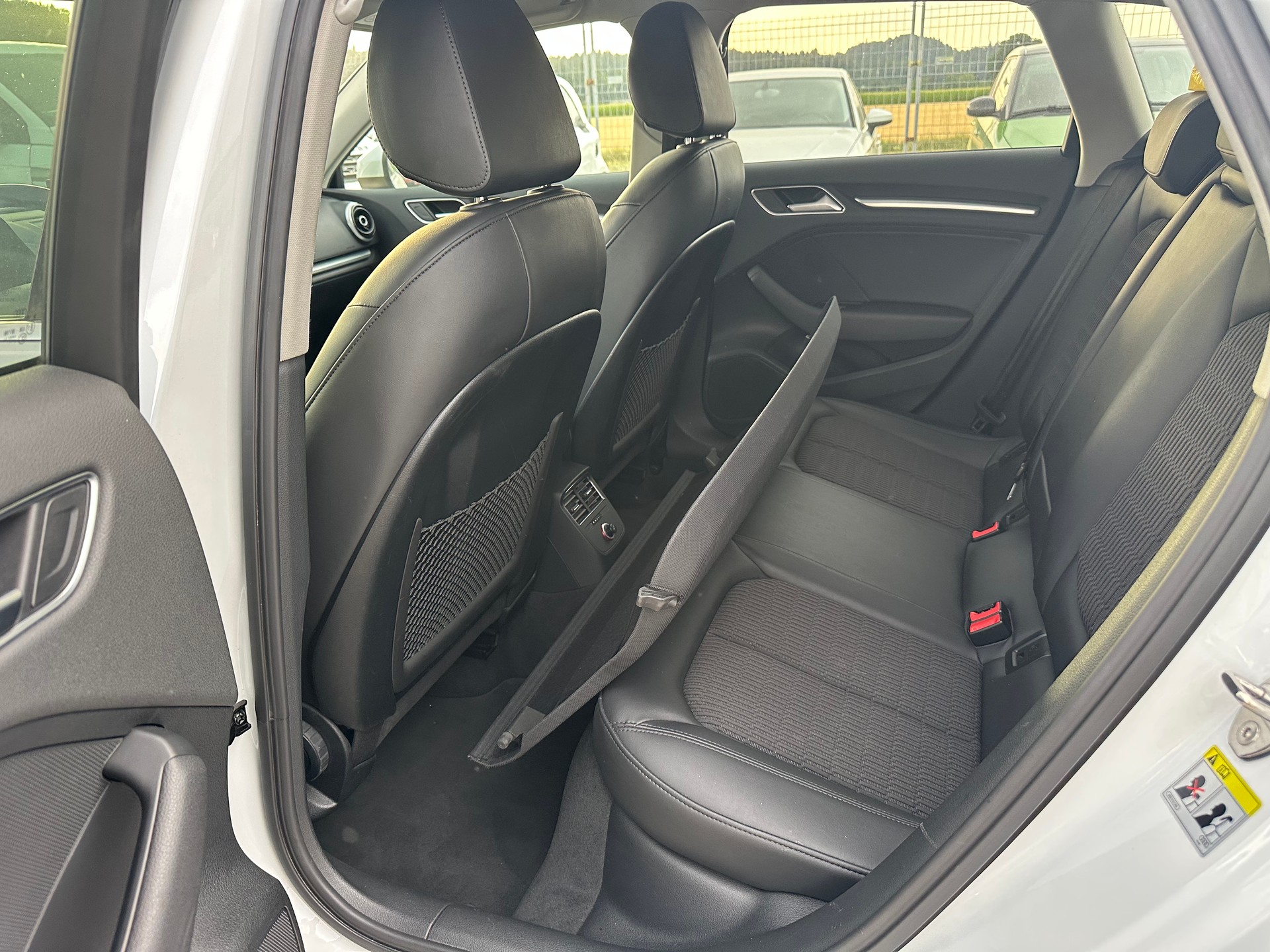 AUDI A3 Sportback 1.6 TDI Attraction S-tronic-image-13