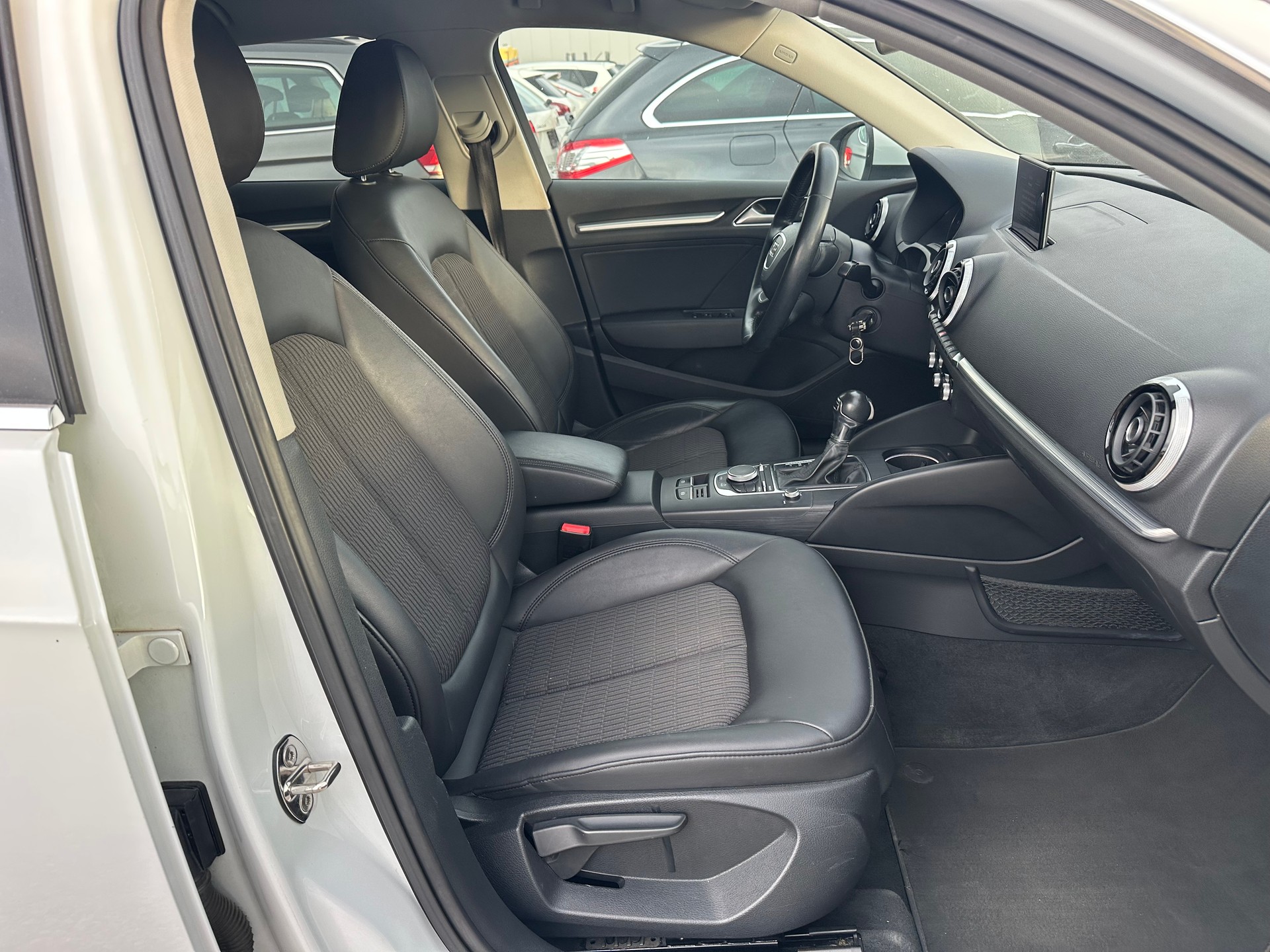 AUDI A3 Sportback 1.6 TDI Attraction S-tronic-image-14