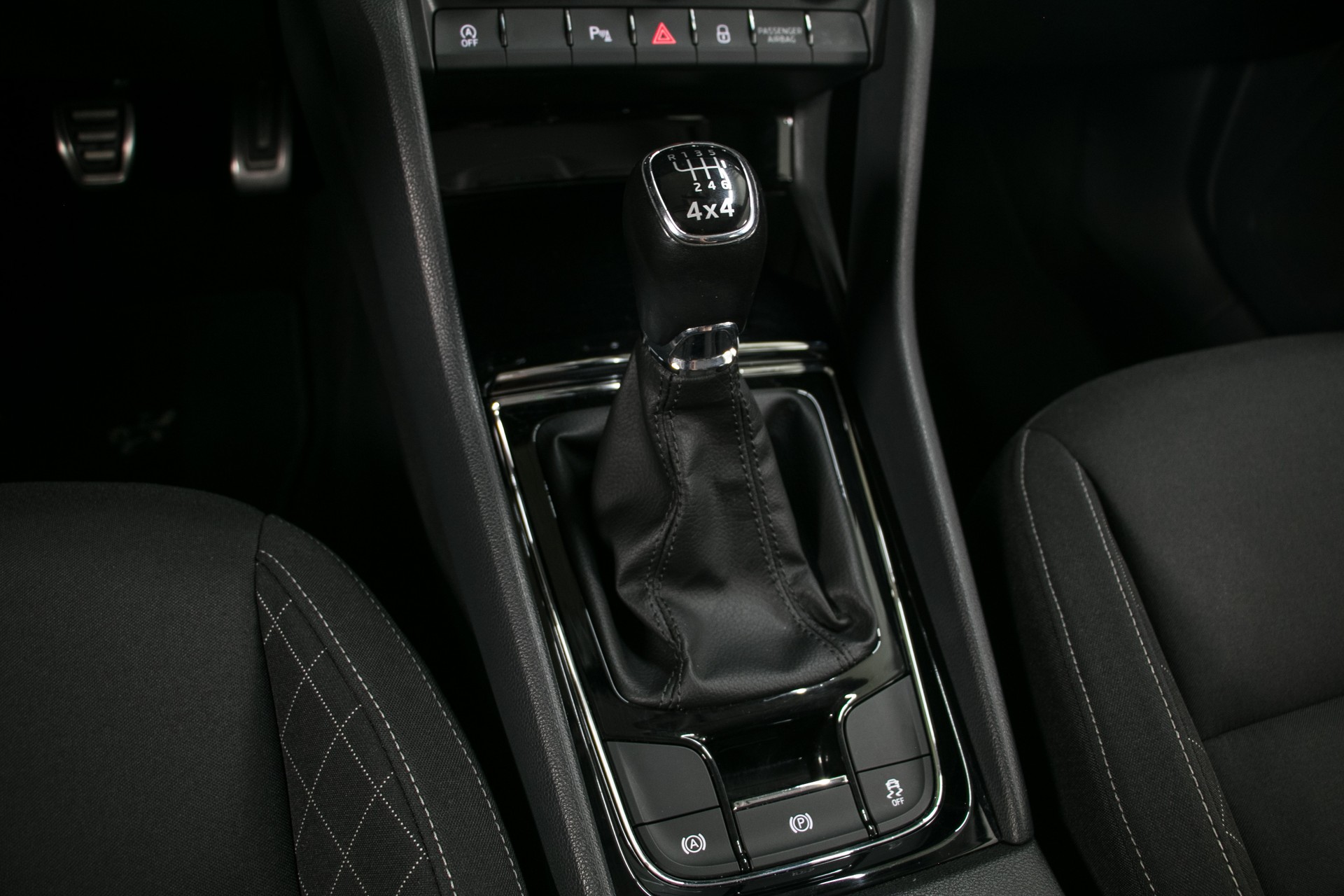 SKODA Karoq 2.0 TDI CR Ambition 4x4-image-6