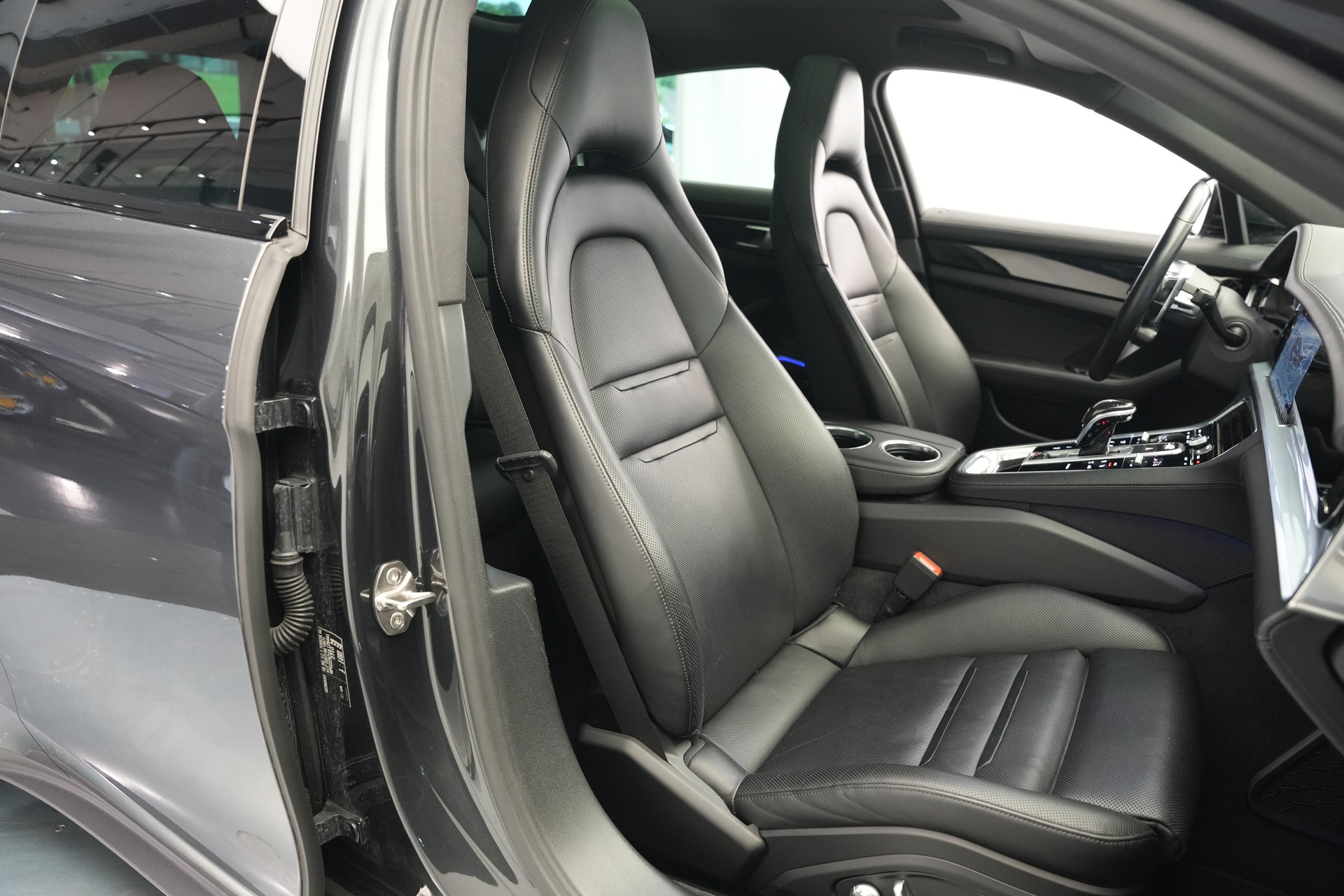 PORSCHE Panamera 4 E-Hybrid PDK *CH-Fahrzeug* *22 Zoll*-image-16