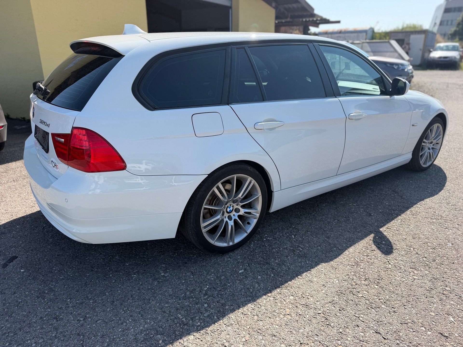 BMW 320d xDrive Touring Steptronic-showroom-element-3