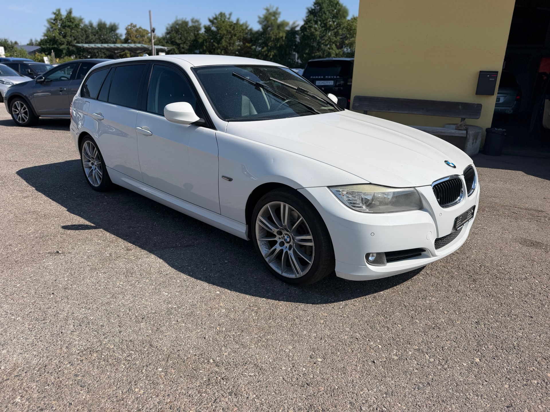 BMW 320d xDrive Touring Steptronic-showroom-element-2