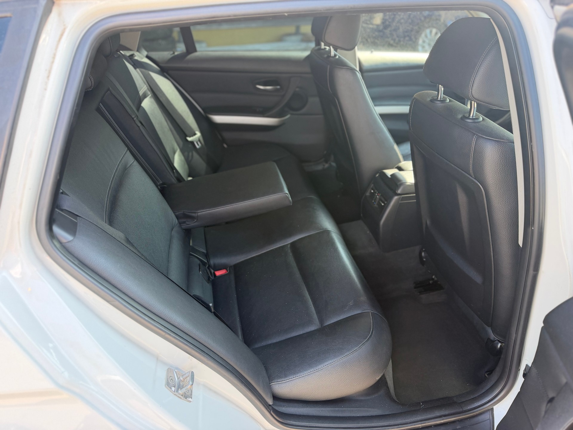 BMW 320d xDrive Touring Steptronic-image-10