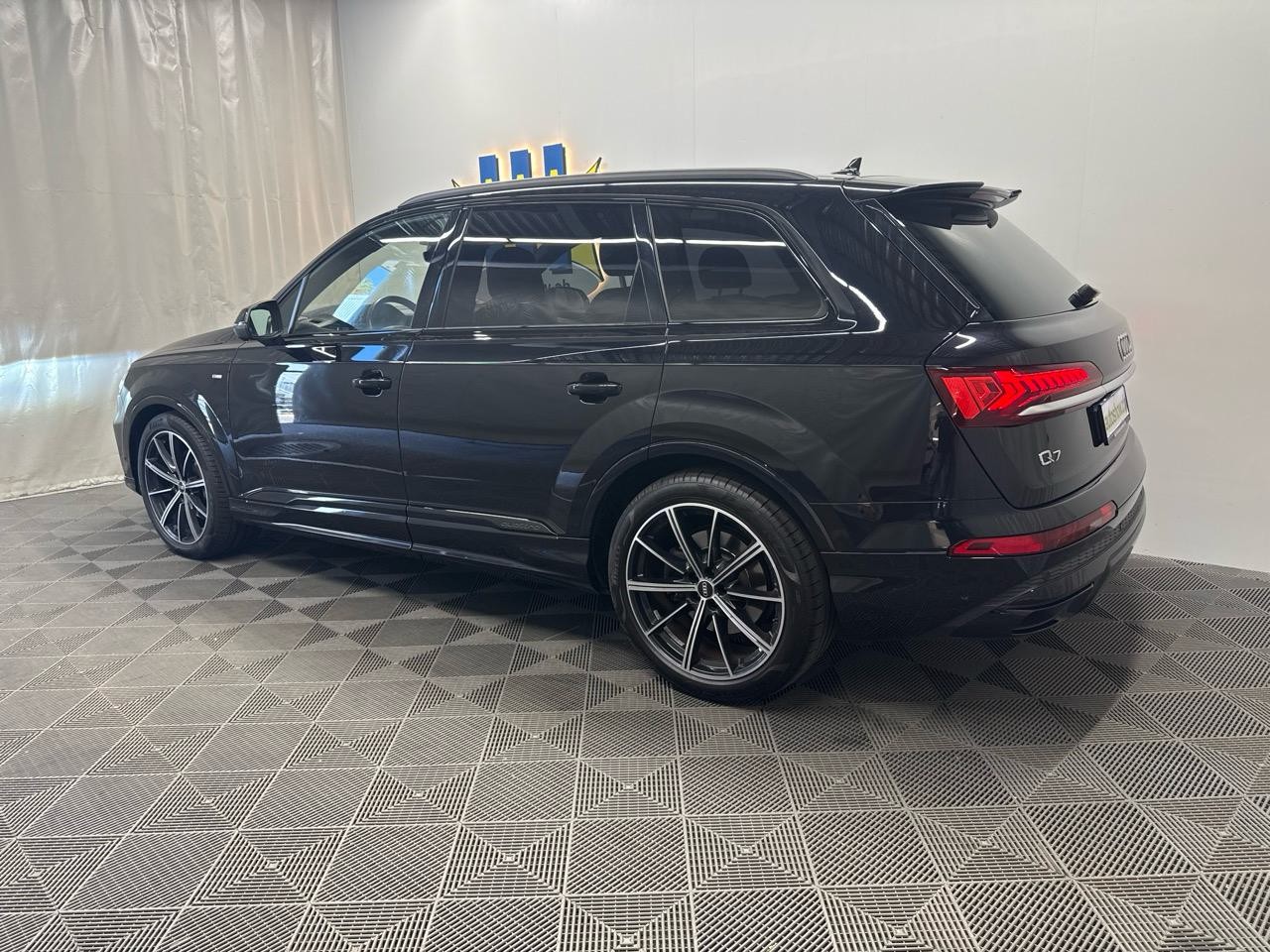 AUDI Q7 50 TDI quattro S Line tiptronic-showroom-element-1