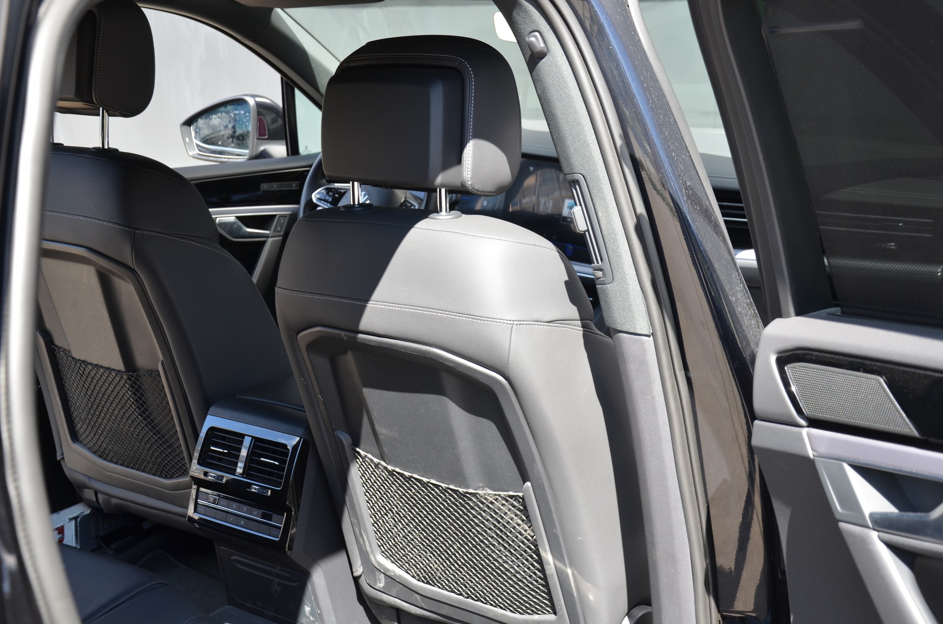 VW Touareg 3.0 TDI R Line Tiptronic-image-12