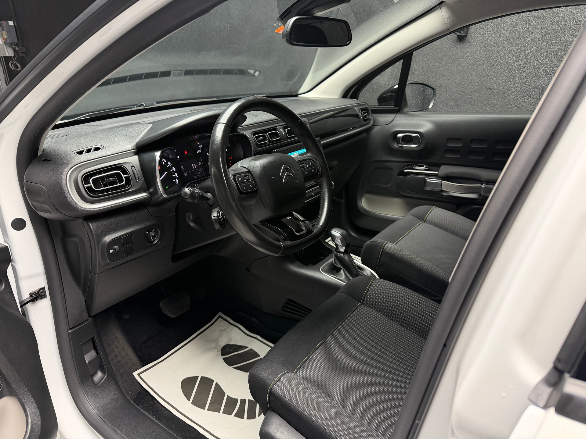 CITROEN C3 1.2i PureTech Shine EAT6 • Herstellergarantie-image-6