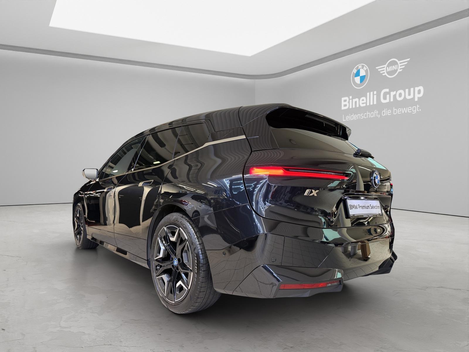 BMW iX xDrive50 SportPaket-showroom-element-3